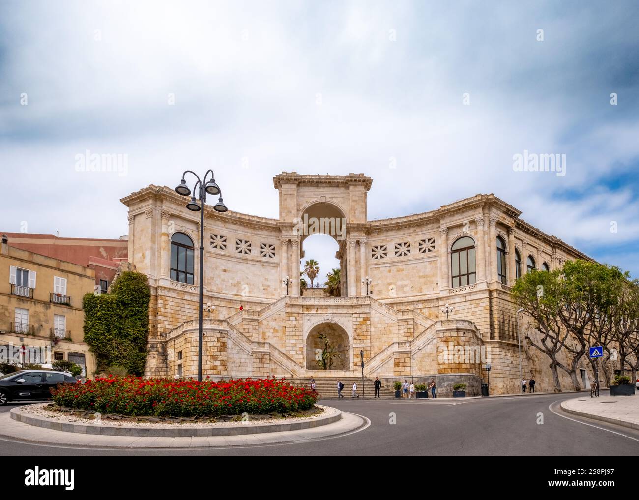 Circonvallazione e lanterna in fiore al Bastione di San Remy (Bastione di Saint Remy), edificio con terrazza e passeggiata per eventi culturali, histo Foto Stock