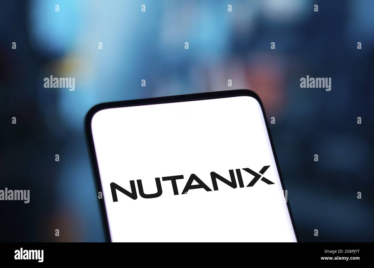 Il logo Nutanix viene visualizzato sullo smartphone. Nutanix Inc è un'azienda statunitense di cloud computing Foto Stock