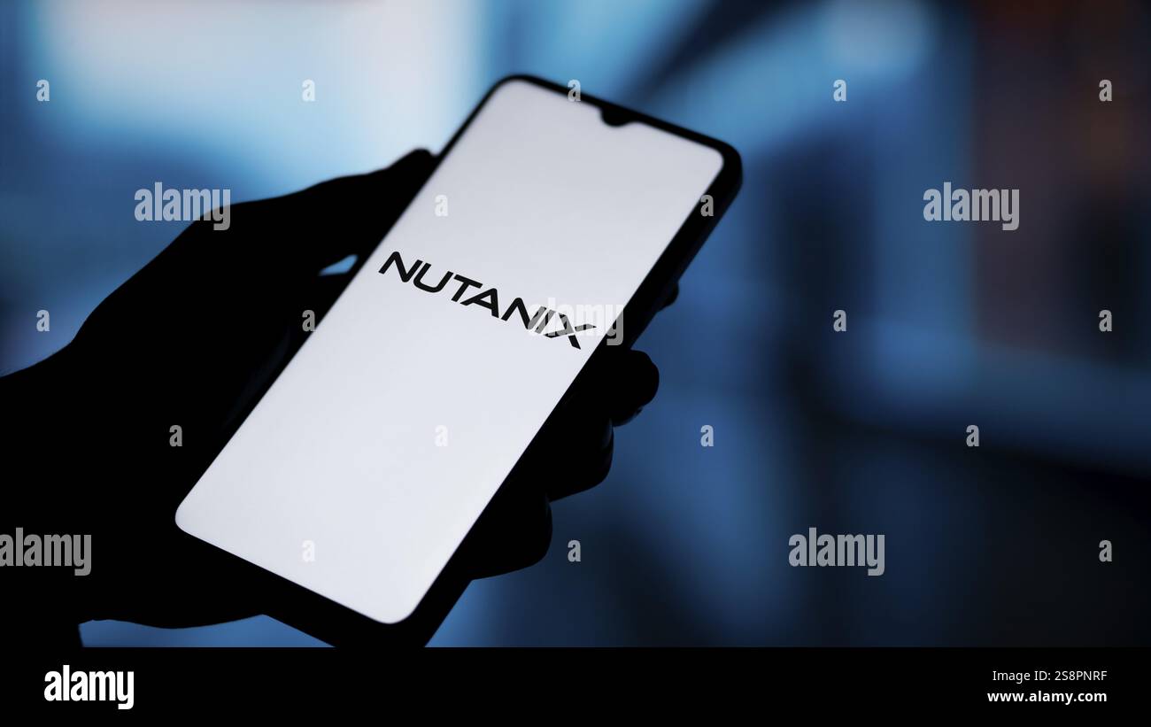 Il logo Nutanix viene visualizzato sullo smartphone. Nutanix Inc è un'azienda statunitense di cloud computing Foto Stock
