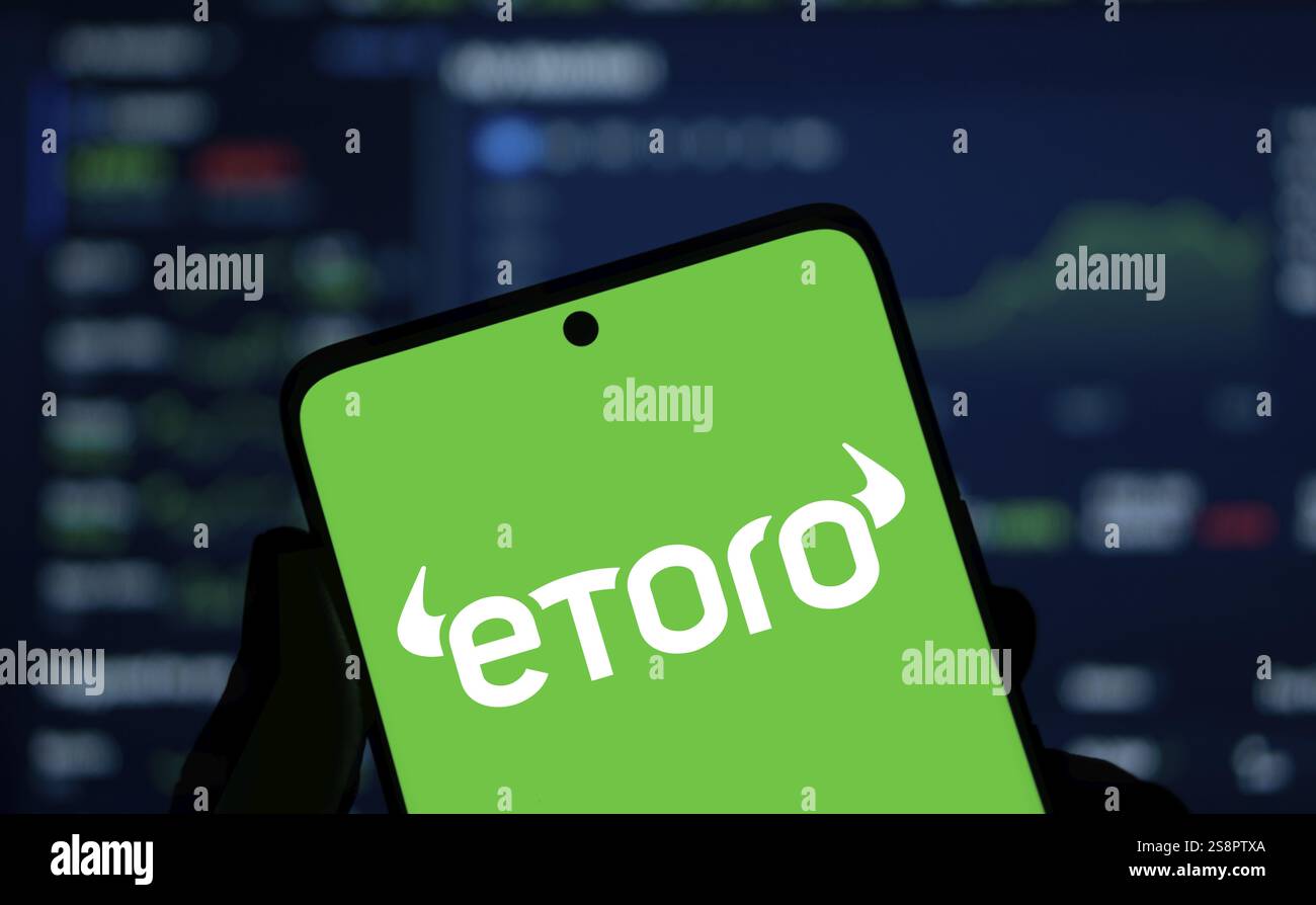 il logo etoro viene visualizzato sullo smartphone. EToro è una società di trading sociale e di investimento multi-asset Foto Stock