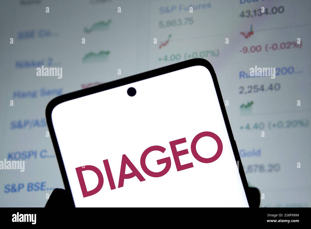 Il logo Diageo viene visualizzato sullo smartphone. Diageo plc è una multinazionale britannica di bevande alcoliche Foto Stock