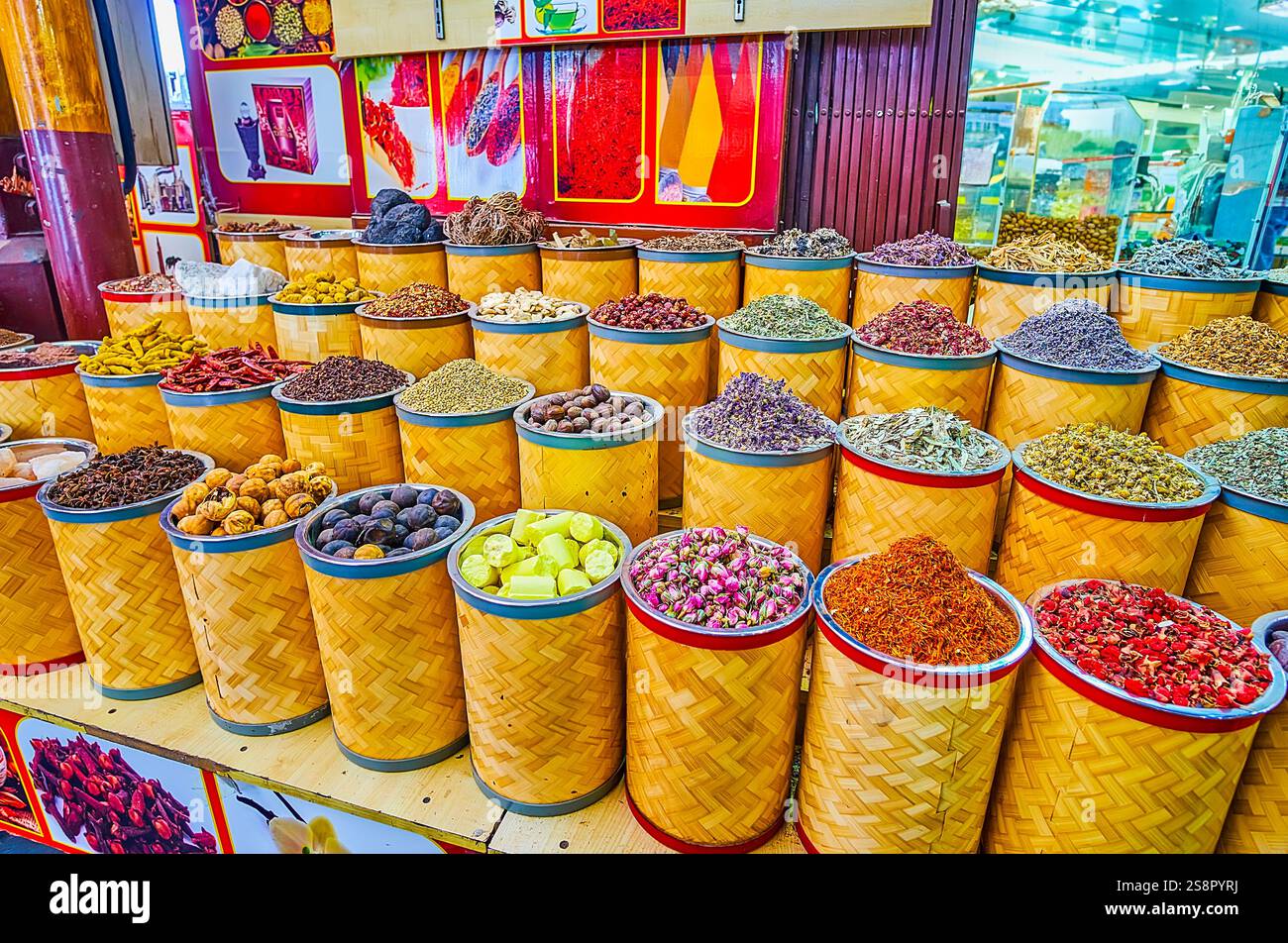 La sezione del Souq delle spezie del Grand Souq Deira è popolare per un'ampia gamma di spezie, erbe orientali, tè floreale di petali, frutta secca, noci e altro exot Foto Stock