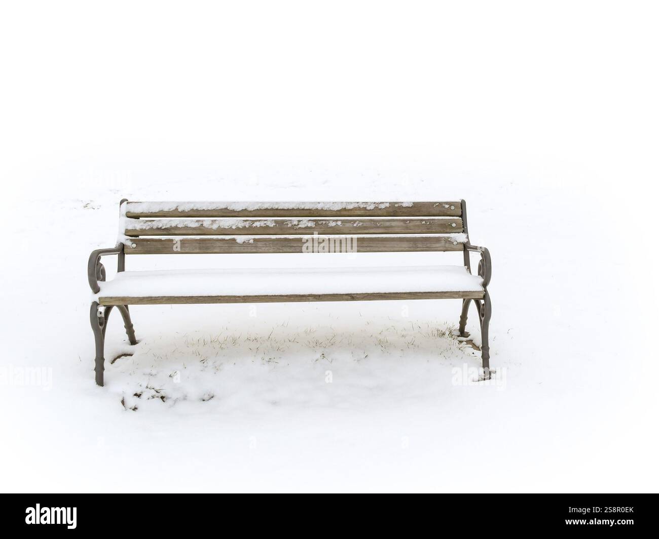Una immagine di un banco in un inverno nevoso senery Foto Stock