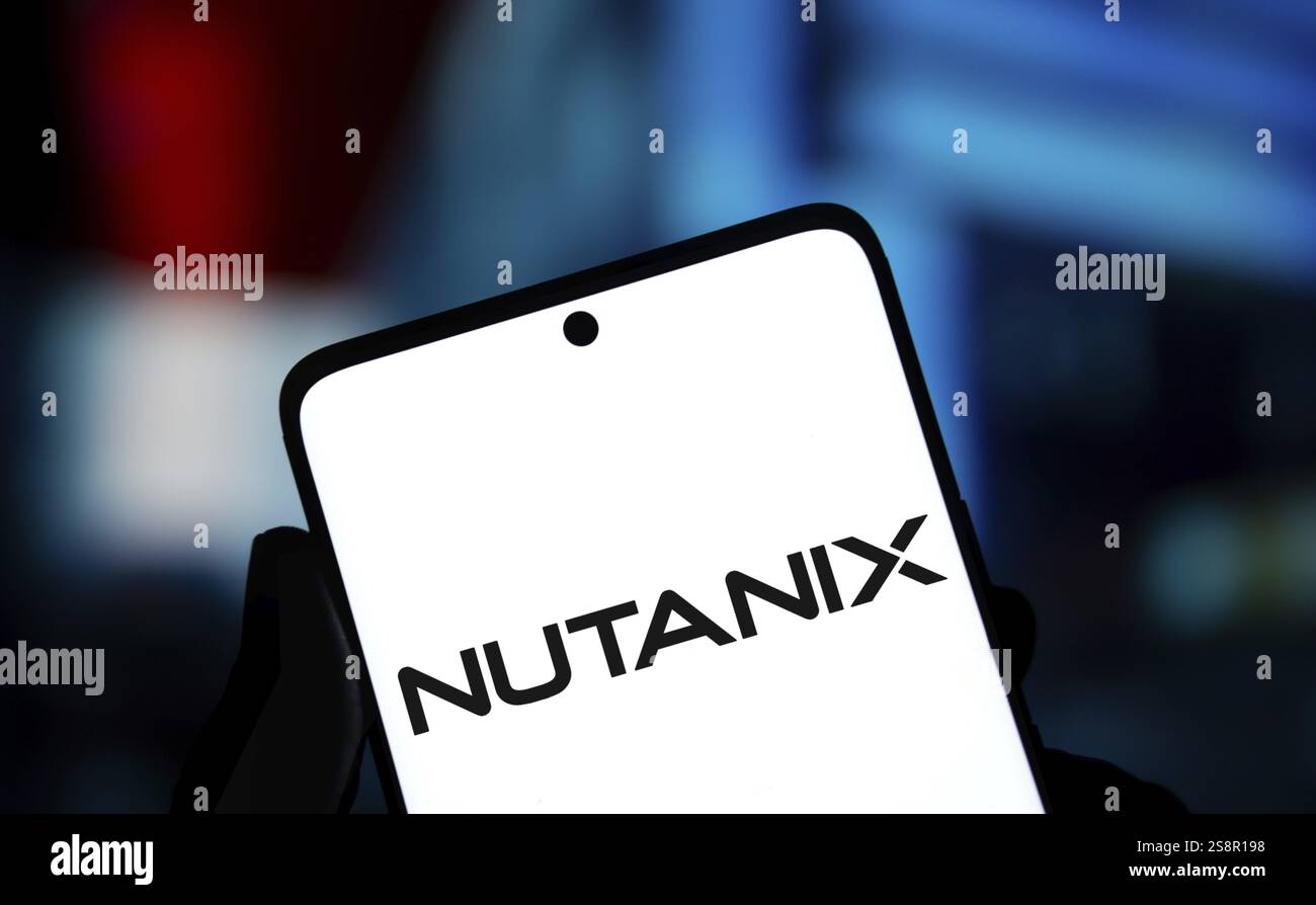 Il logo Nutanix viene visualizzato sullo smartphone. Nutanix Inc è un'azienda statunitense di cloud computing Foto Stock