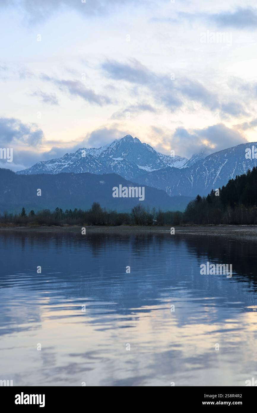 lago blu con sfondo montano Foto Stock