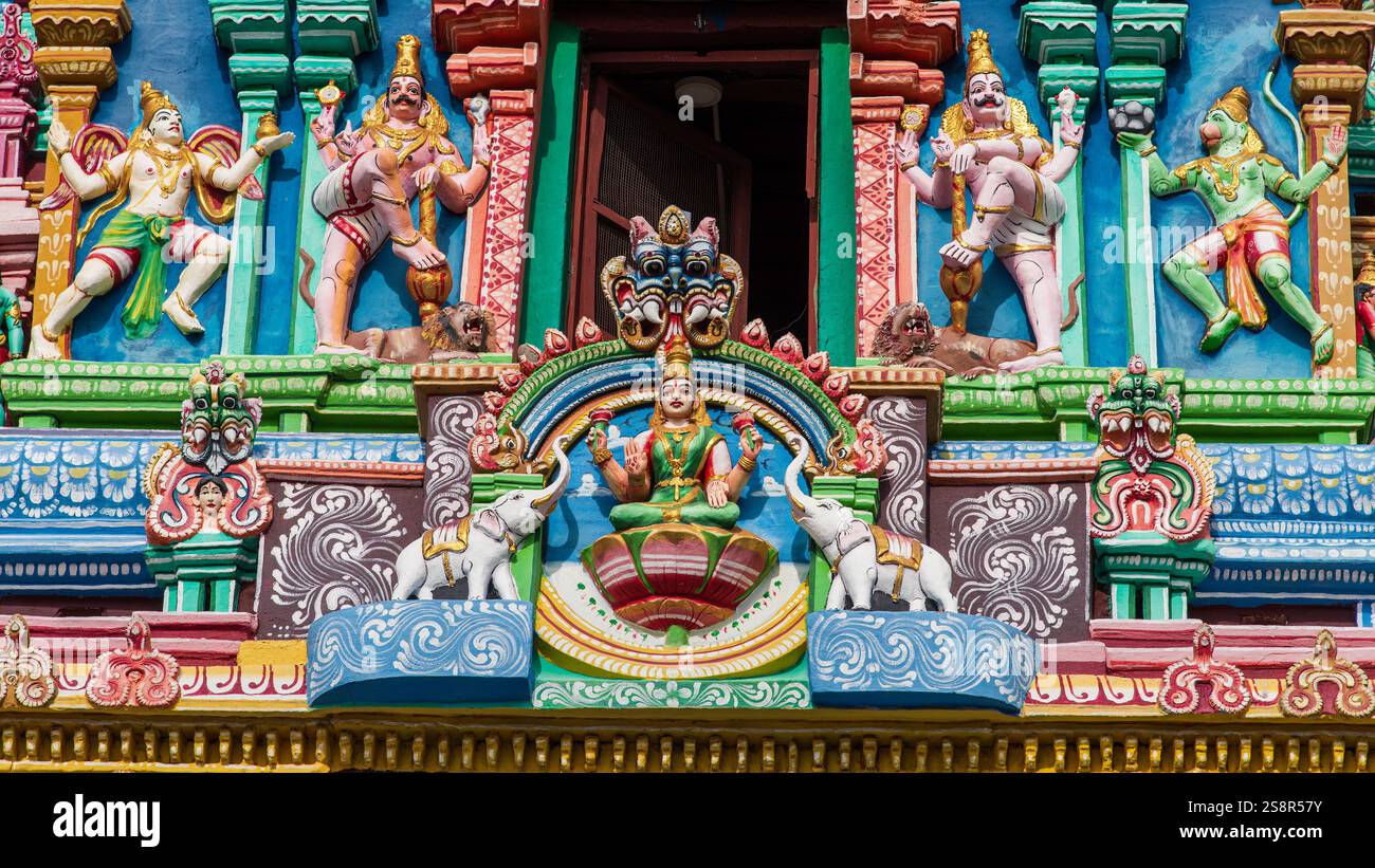 I gopuram del tempio Tamil Nadu sono torreggianti e ornati ingressi che segnano gli ingressi sacri. Costruito in pietra e mattoni, intonacato e dipinto in modo vibrante. Foto Stock