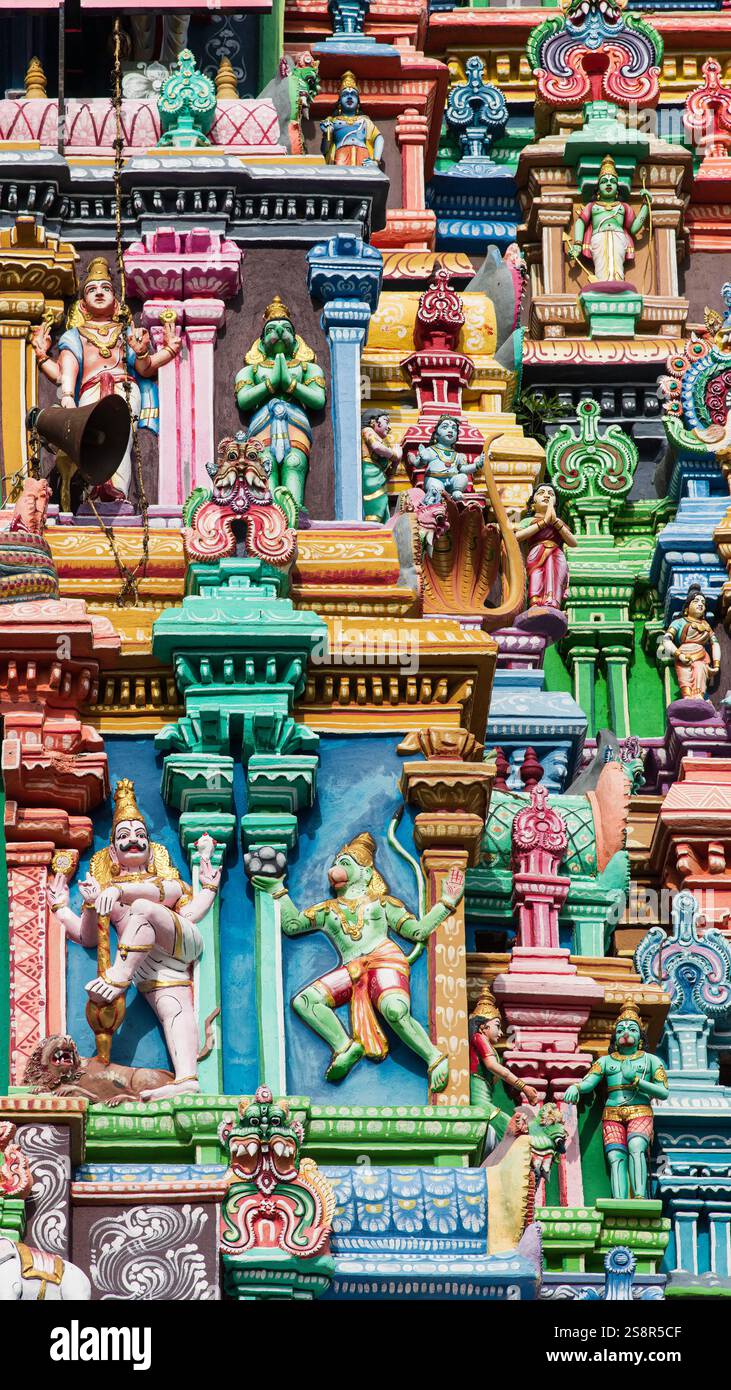 I gopuram del tempio Tamil Nadu sono torreggianti e ornati ingressi che segnano gli ingressi sacri. Costruito in pietra e mattoni, intonacato e dipinto in modo vibrante. Foto Stock