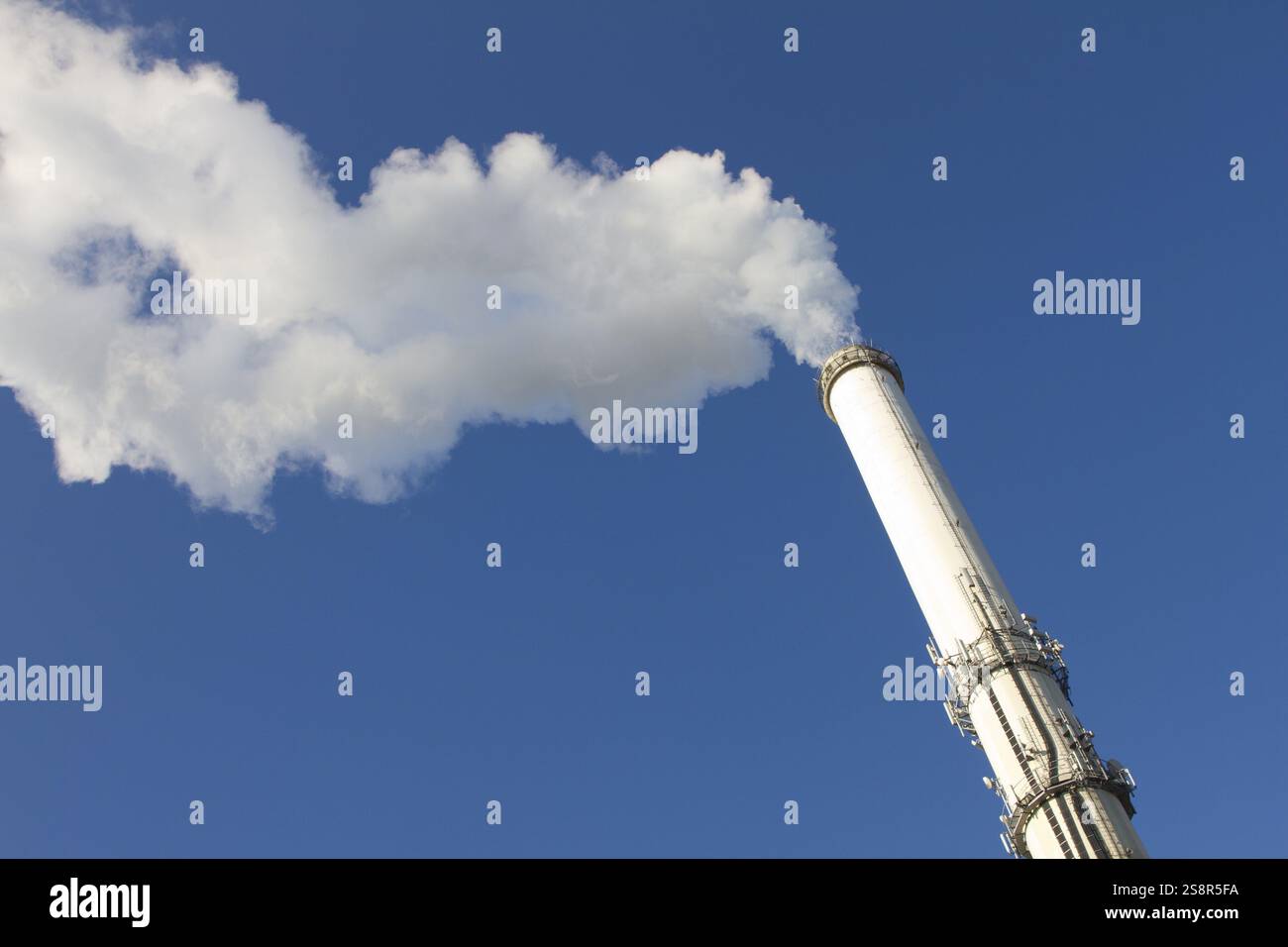 Camino industriale, centrale elettrica, gas a effetto serra, CO2, impianto di incenerimento dei rifiuti, camino, fumo, centrale elettrica, energia, generazione di energia, ambientale Foto Stock
