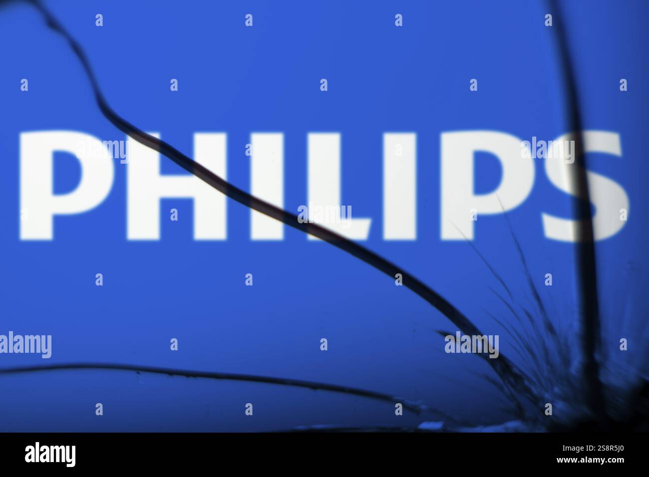 Il logo Philips è visibile sul vetro rotto. Philips è una multinazionale olandese Foto Stock