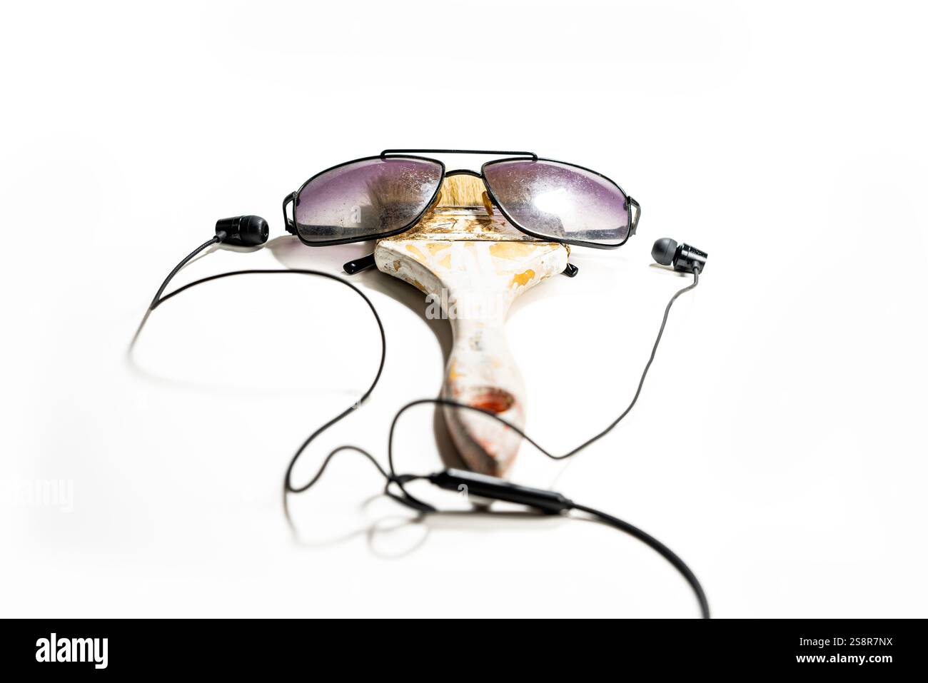 A tutti piace la musica, dai giovani ai vecchi, lo sfondo è bianco e la prospettiva del paesaggio Foto Stock