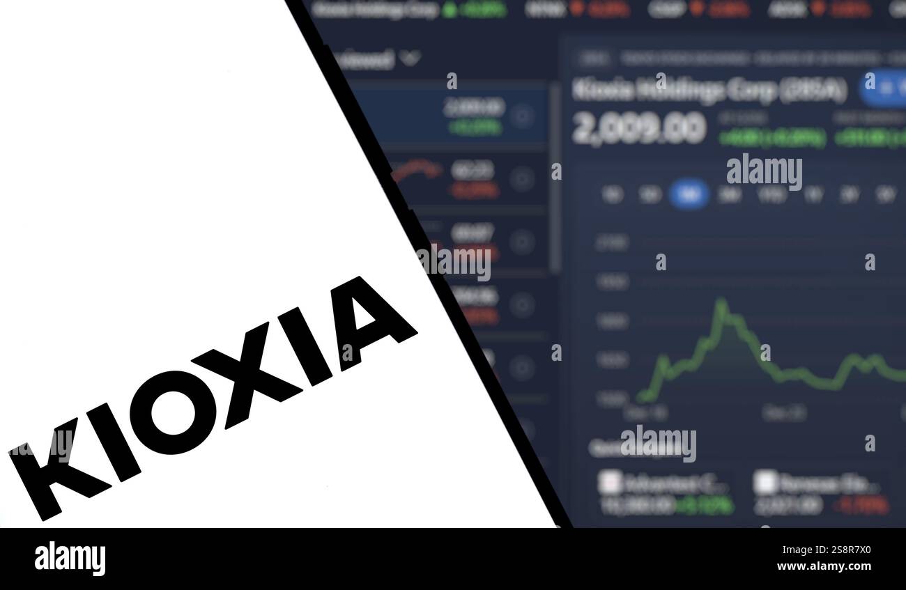 Il logo Kioxia viene visualizzato sullo smartphone. Kioxia Holdings Corporation è una multinazionale giapponese produttrice di memorie per computer Foto Stock