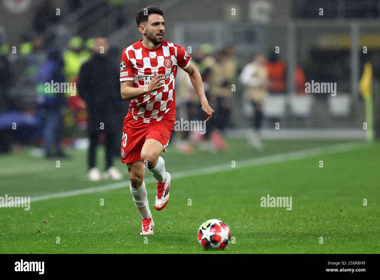 Milano, Italia. 22 gennaio 2025. Ivan Martin di Girona FC in azione durante la fase MD7 di UEFA Champions League 2024/25 tra AC Milan e Girona FC allo Stadio Giuseppe Meazza tra AC Milan e 22 gennaio 2025 a Milano. Crediti: Marco Canoniero/Alamy Live News Foto Stock