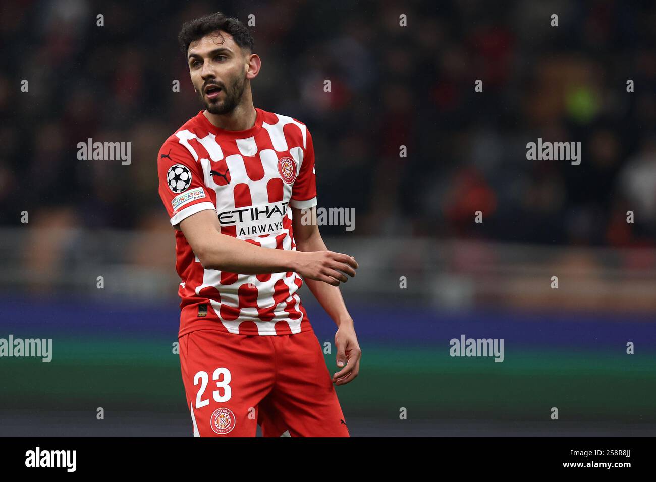 Milano, Italia. 22 gennaio 2025. Ivan Martin di Girona FC guarda durante la fase MD7 di UEFA Champions League 2024/25 tra AC Milan e Girona FC allo Stadio Giuseppe Meazza tra AC Milan e 22 gennaio 2025 a Milano. Crediti: Marco Canoniero/Alamy Live News Foto Stock