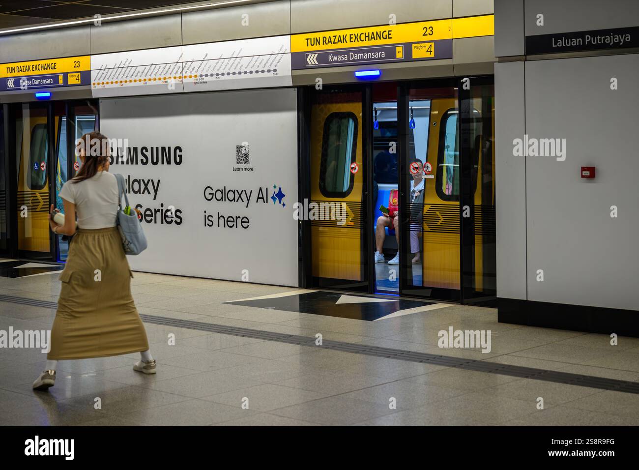 In attesa di un treno MRT malese al Tun Razak Exchange (TRX), Kuala Lumpur, Malesia Foto Stock
