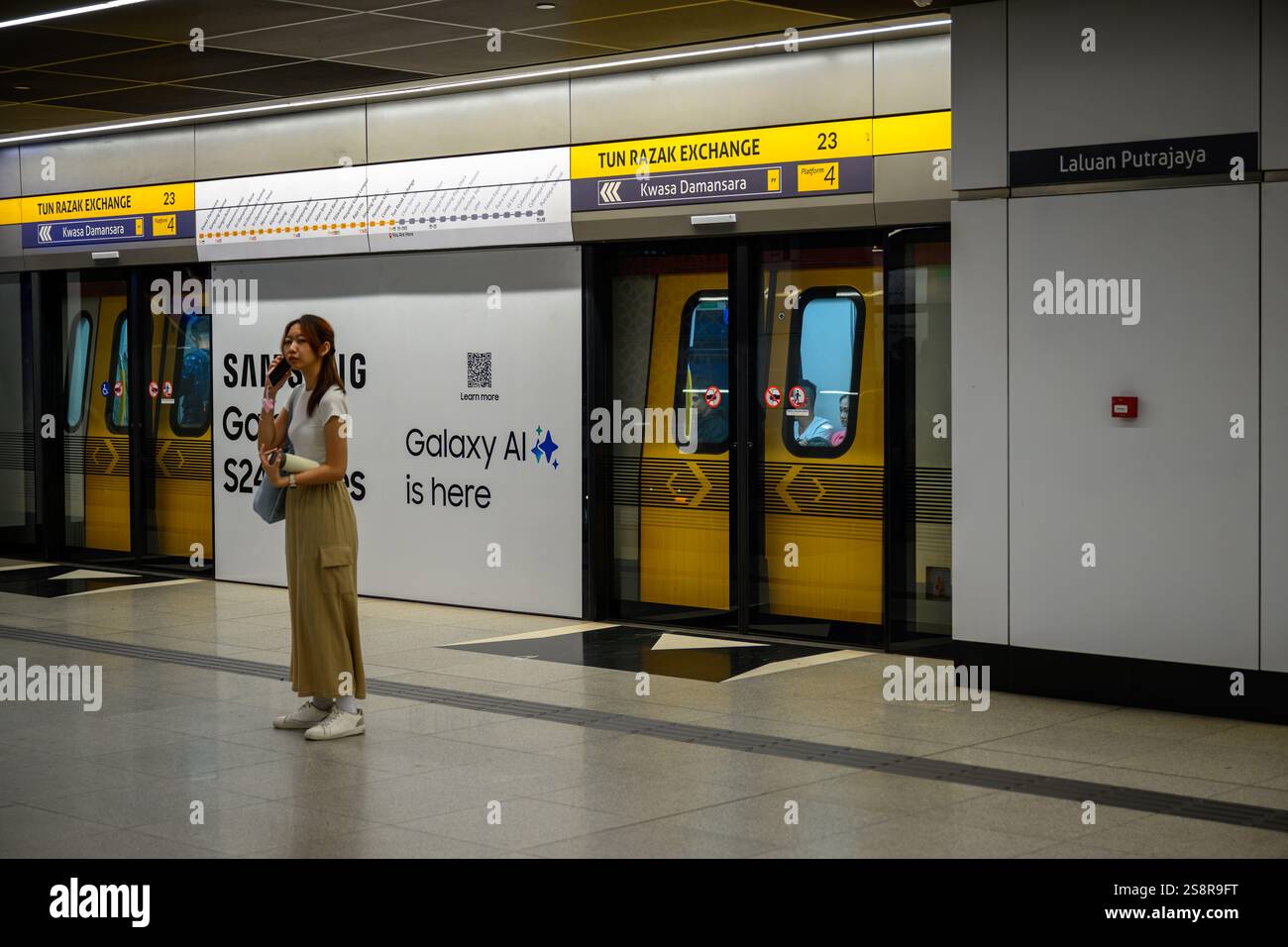 In attesa di un treno MRT malese al Tun Razak Exchange (TRX), Kuala Lumpur, Malesia Foto Stock