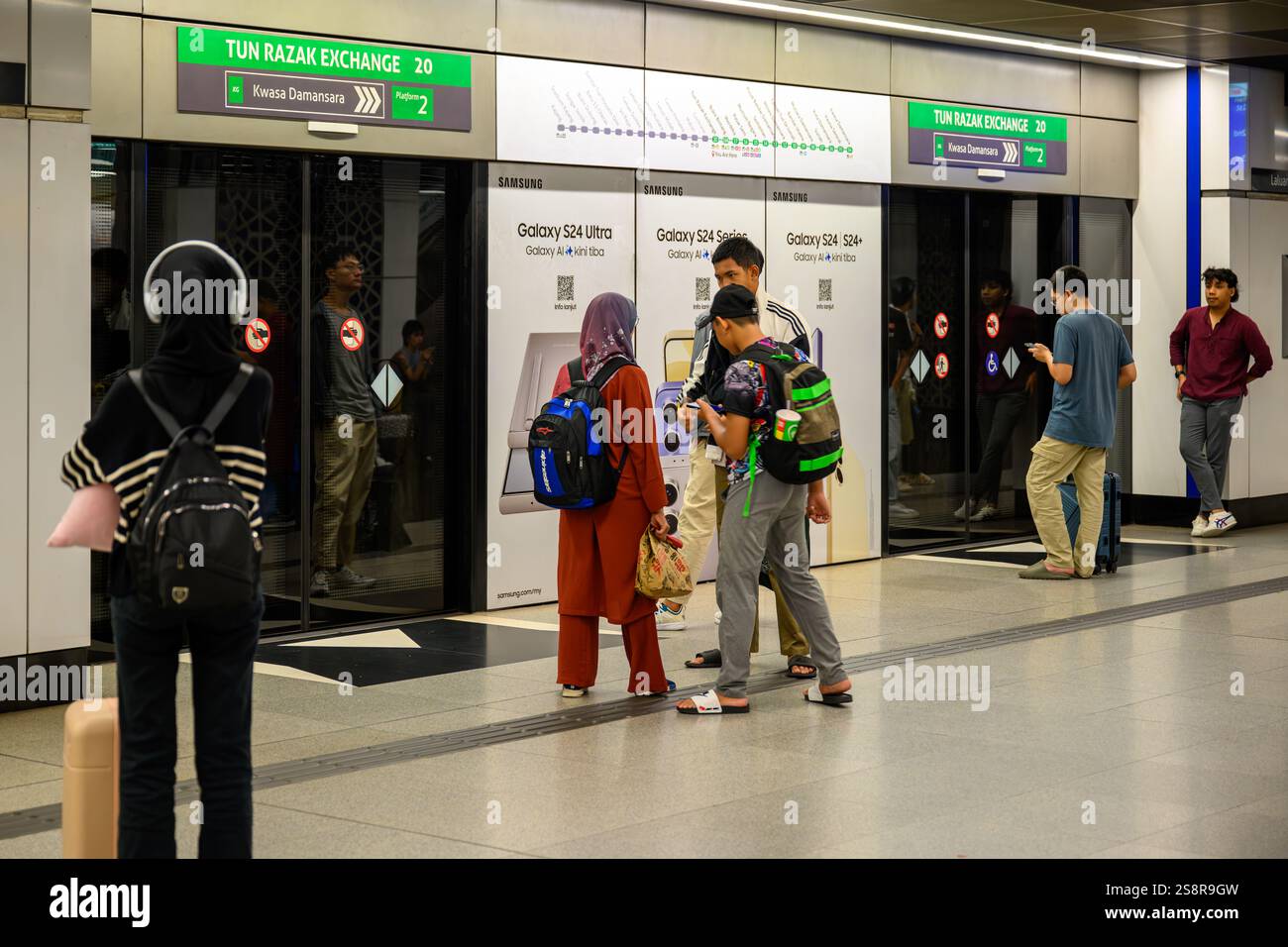 In attesa di un treno MRT malese al Tun Razak Exchange (TRX), Kuala Lumpur, Malesia Foto Stock