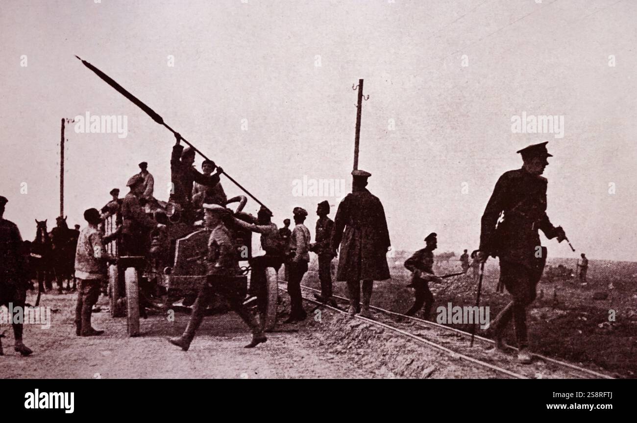 Soldati russi deserto da la linea del fronte nella prima guerra mondiale come un ufficiale (destra) lascia appeso non è riuscita a ripristinare l'ordine. Rivoluzione Russa del periodo 1917 Foto Stock