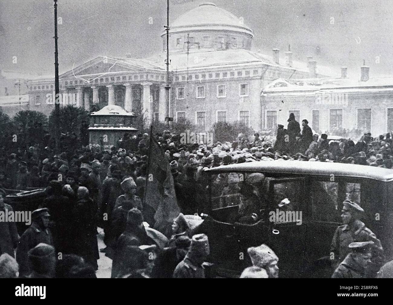 Soldati incontro presso il palazzo di Tauride, (Casa della Duma russa o il Parlamento) durante la Rivoluzione Russa; Marzo 1917 Foto Stock