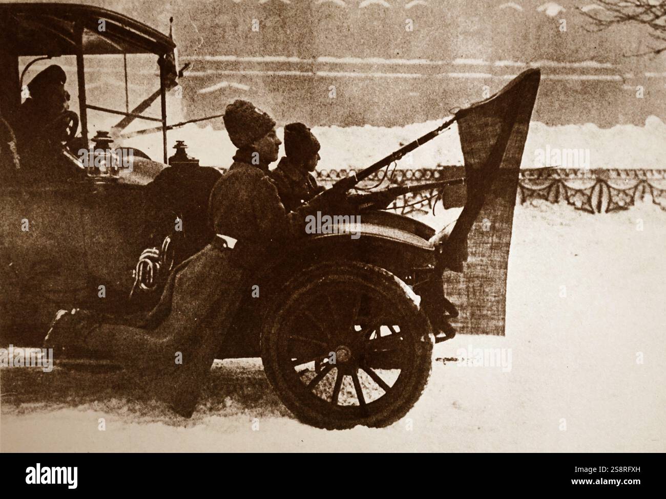 Fotografia di soldati a cavallo sul fango lembi di un auto con bandiere rosse attaccato ai loro cannoni in Petrograd (San Pietroburgo) durante la Rivoluzione di febbraio del 1917. In data xx secolo Foto Stock