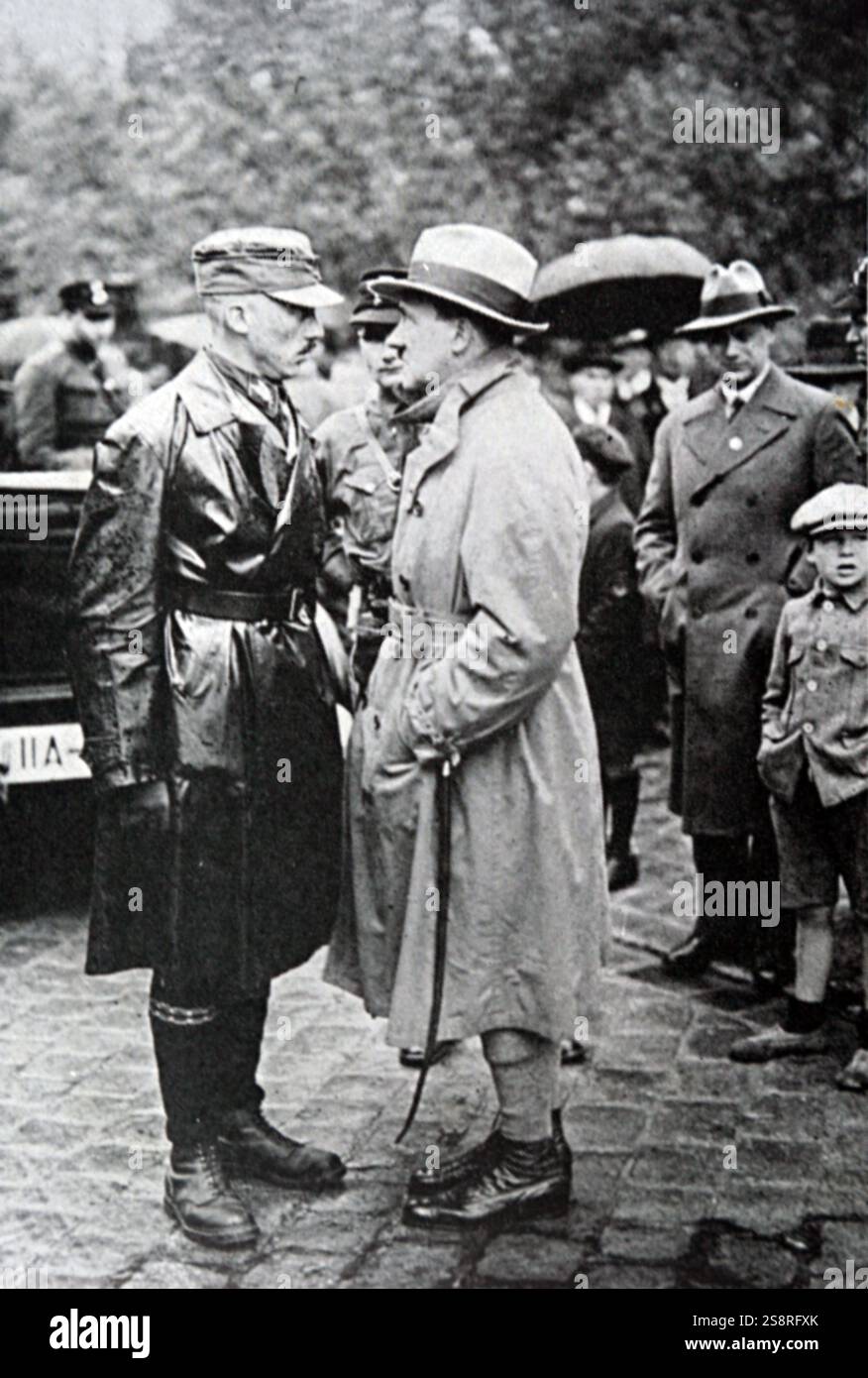 Fotografia di Franz Pfeffer von Salomon (1888-1968) il primo Comandante del SA, con Adolf Hitler (1889 - 1945);-austriaco nato uomo politico tedesco che è stato il leader del partito nazista. In data xx secolo Foto Stock