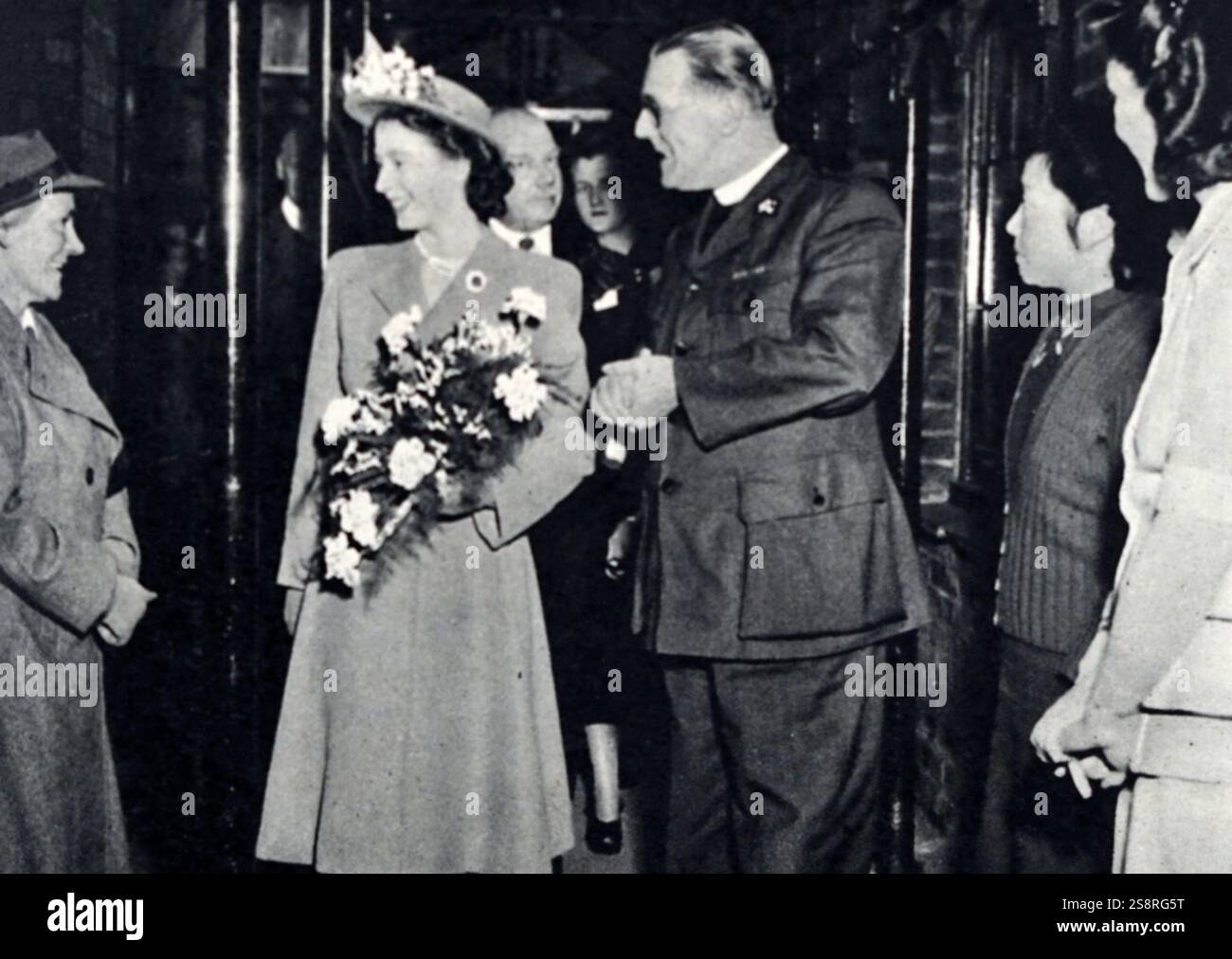 Fotografia della Principessa Elisabetta (più tardi la Regina Elisabetta II) (1926-) all'apertura di una nuova chiesa ostello dell esercito. In data xx secolo Foto Stock