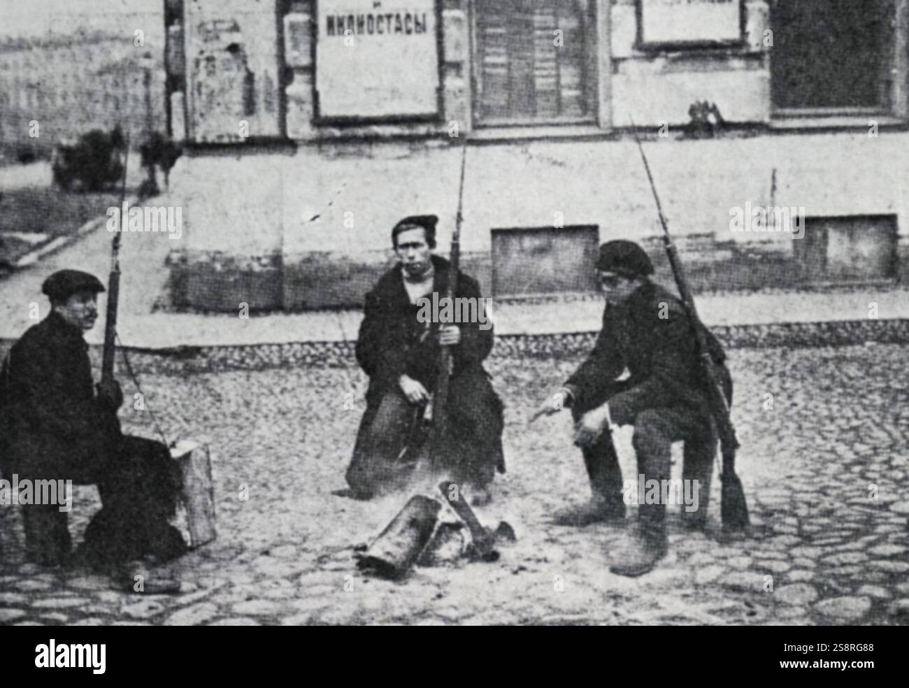 Fotografia di soldati seduti con le loro pistole in strada durante la Rivoluzione di febbraio del 1917. In data xx secolo Foto Stock