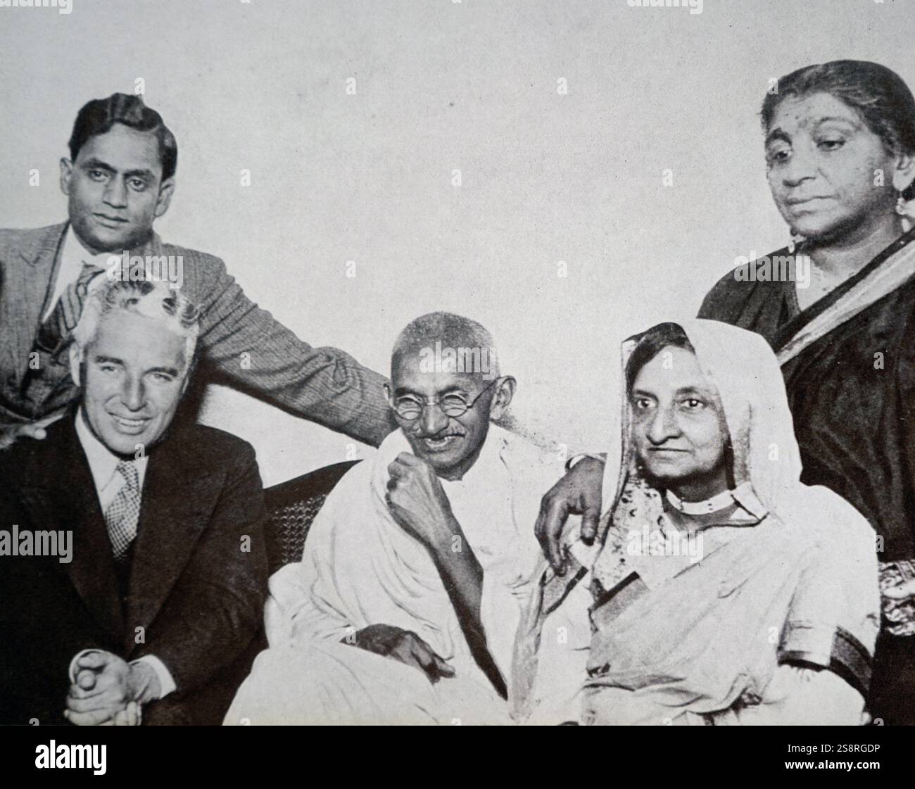 Il Mahatma Gandhi con Charlie Chaplin film attore (seduto, a sinistra) e Sarojini Naidu (in piedi) a destra in London 1931 Mohandas Gandhi (1869 - 1948) era il leader preminente dell'Indiano movimento di indipendenza in British-governata in India. Foto Stock