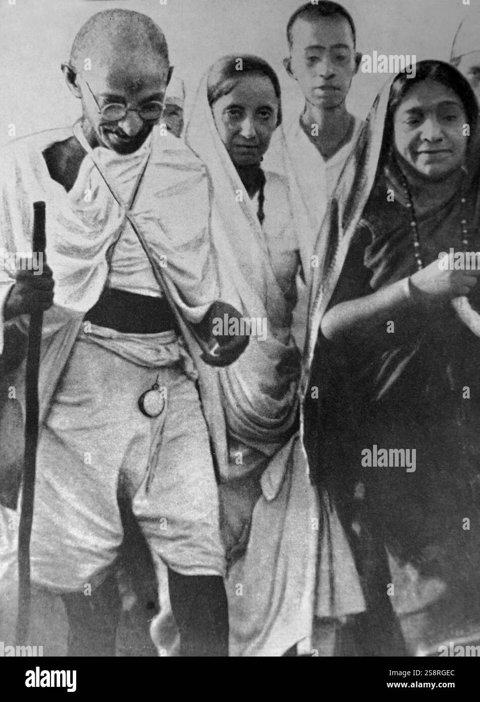 Mahatma Gandhi con Sarojini Naidu, 1931. Mohandas Gandhi (1869 – 1948) è stato il leader preminente del movimento indipendentista indiano nell'India governata dai britannici. Sarojini Naidu (nato come Sarojini Chattopadhyay) noto anche con il soprannome di Nightingale dell'India ed era un poeta. Naidu fu il primo governatore delle Province Unite di Agra e Oudh dal 1947 al 1949. È stata la seconda donna a diventare presidente del Congresso Nazionale Indiano nel 1925 Foto Stock