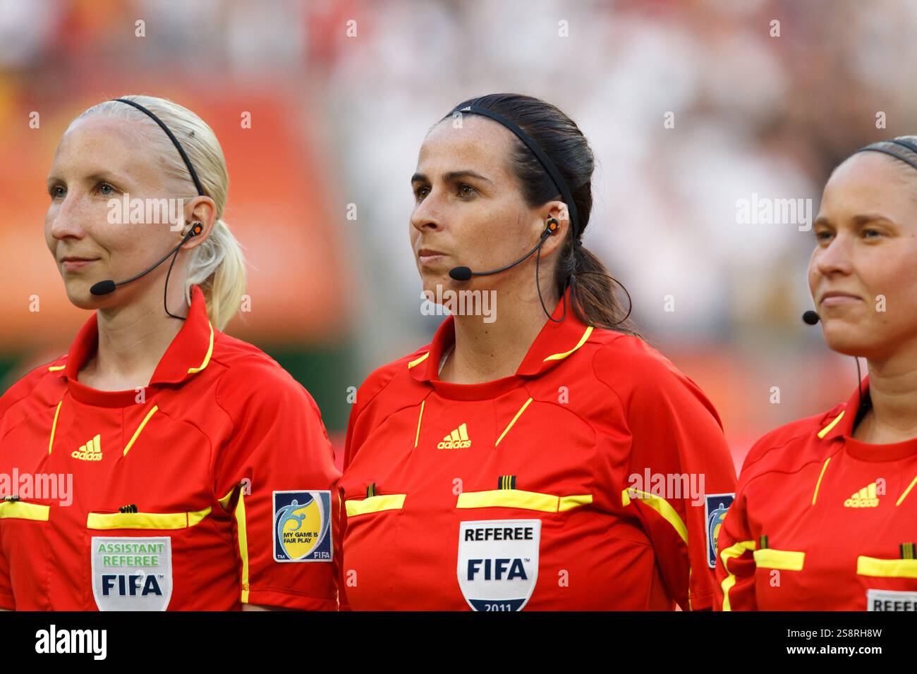 La squadra ufficiale si schiera prima di una partita del gruppo A della Coppa del mondo femminile FIFA tra Francia e Germania allo Stadion im Borussia Park il 5 luglio 2011 a Moenchengladbach, in Germania. Solo per uso editoriale. Uso commerciale vietato. Foto Stock