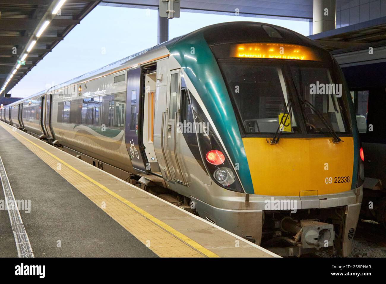 servizio ferroviario irlandese per dublino sulla piattaforma della grande stazione centrale di belfast, irlanda del nord Foto Stock
