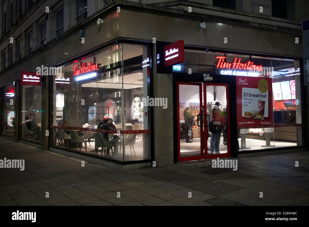 il bar tim hortons apre per il caffè e la colazione la mattina presto a belfast, irlanda del nord, regno unito Foto Stock