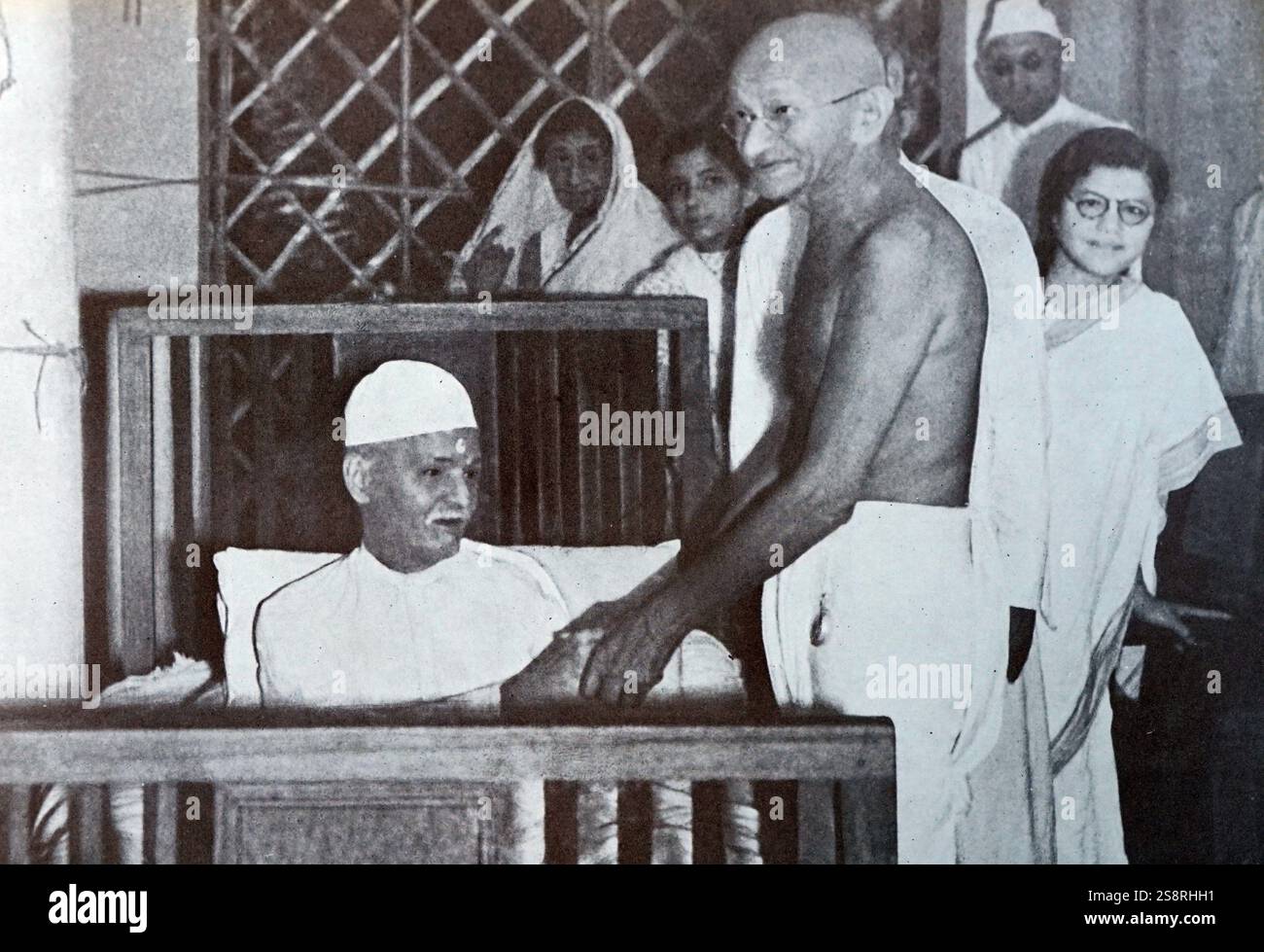 Gandhi con Pandit Malaviya a Delhi, 1946. Mohandas Karamchand Gandhi (2 ottobre 1869 - 30 gennaio 1948), è stato il leader preminente dell'Indiano movimento di indipendenza in British-governata in India. Madan Mohan Malaviya (circa questo suono pronuncia (help info) (1861-1946) era un Indiano educationist e uomo politico notevole per il suo ruolo in Indian movimento di indipendenza e di come i due volta presidente del Congresso nazionale indiano Foto Stock