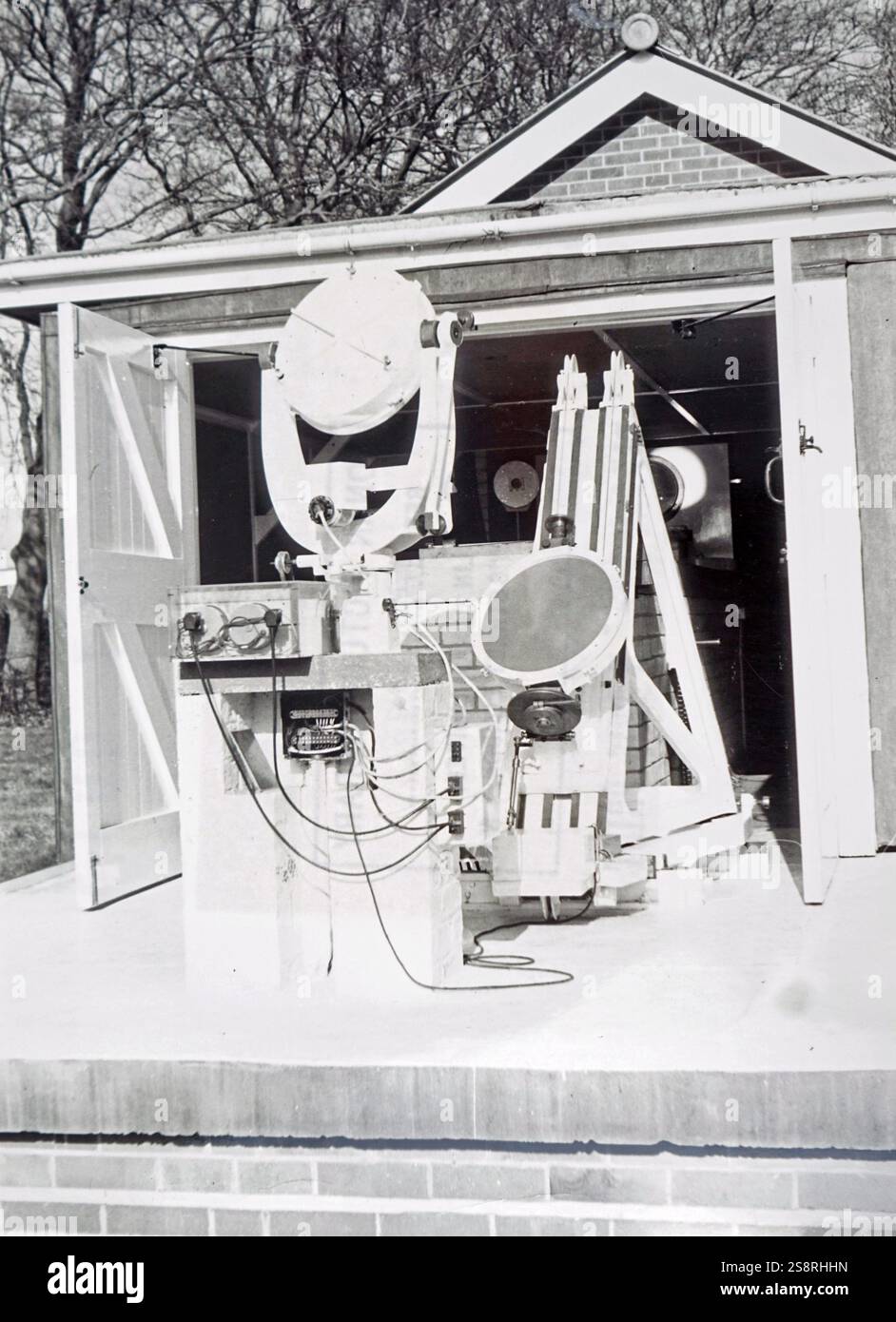 Fotografia di un Coelostat utilizzato presso la Cambridge University osservatori. Un Coelostat è uno strumento con uno specchio rotante che continuamente riflette la luce proveniente dalla stessa zona di cielo, usato per monitorare il percorso di un oggetto celeste. In data xx secolo Foto Stock