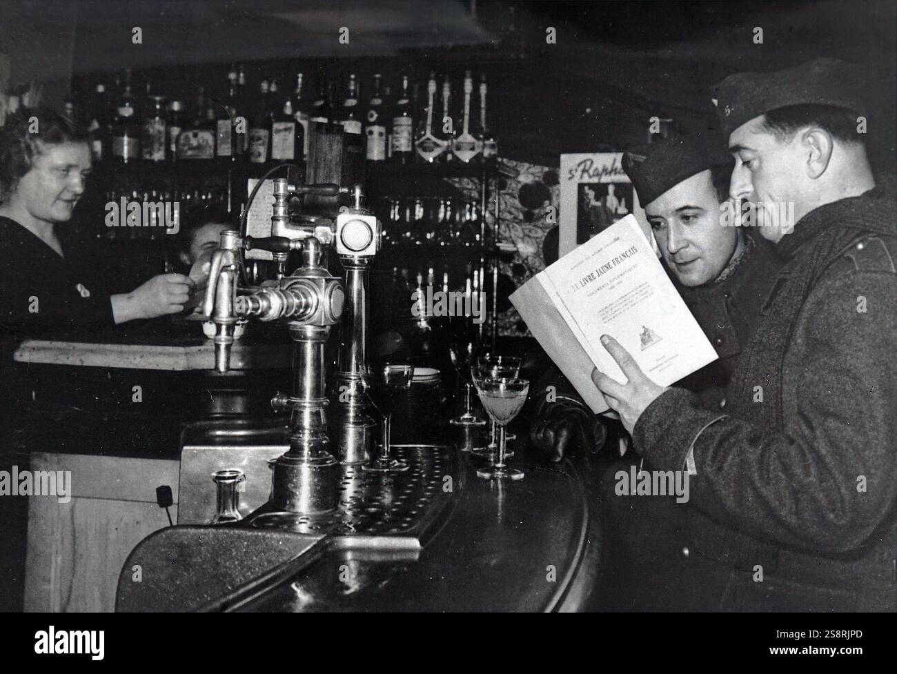 Fotografia dei soldati francesi dal governo Vichy a lasciare a Parigi in visita a un bar. 1943. In data xx secolo Foto Stock