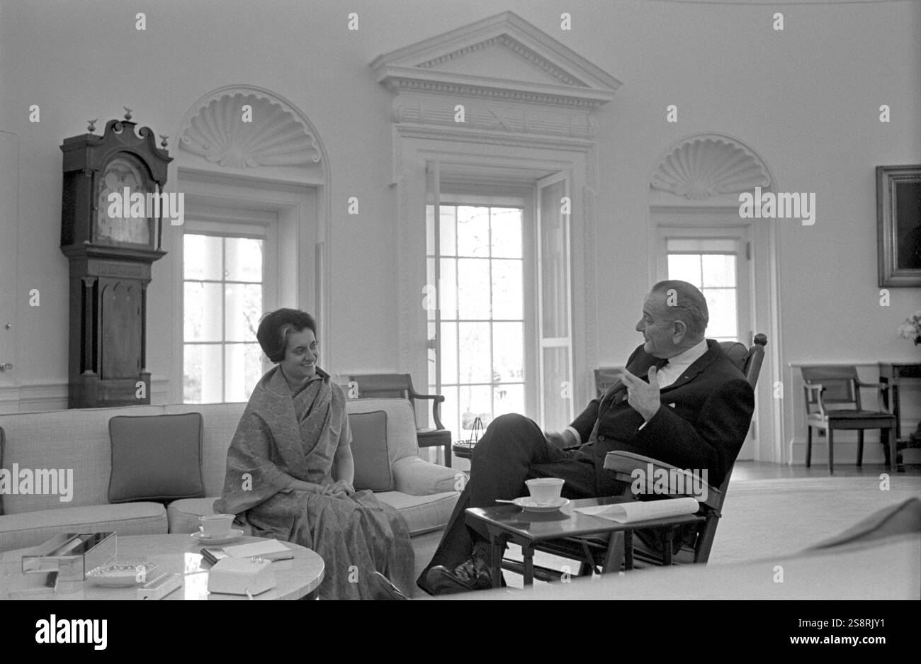 Indira Gandhi con il presidente Lyndon Johnson di Stati Uniti, si incontrano a Washington 1968. Indira Gandhi (1917 - 1984), uomo politico indiano e il Primo Ministro dell'India dal 1966 al 1977 e quindi nuovamente dal 1980 fino al suo assassinio nel 1984 Foto Stock