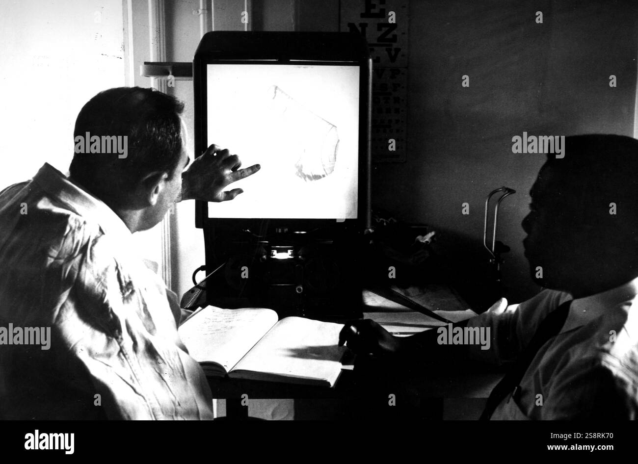 Fotografia di un inizio di ultrasuoni in uso. Una scansione ad ultrasuoni, a cui si fa riferimento anche come sonogram, diagnostica ecografia ed ecografia, è un dispositivo che utilizza il suono ad alta frequenza delle forme d'onda per creare immagini dell'interno del corpo. In data xx secolo Foto Stock