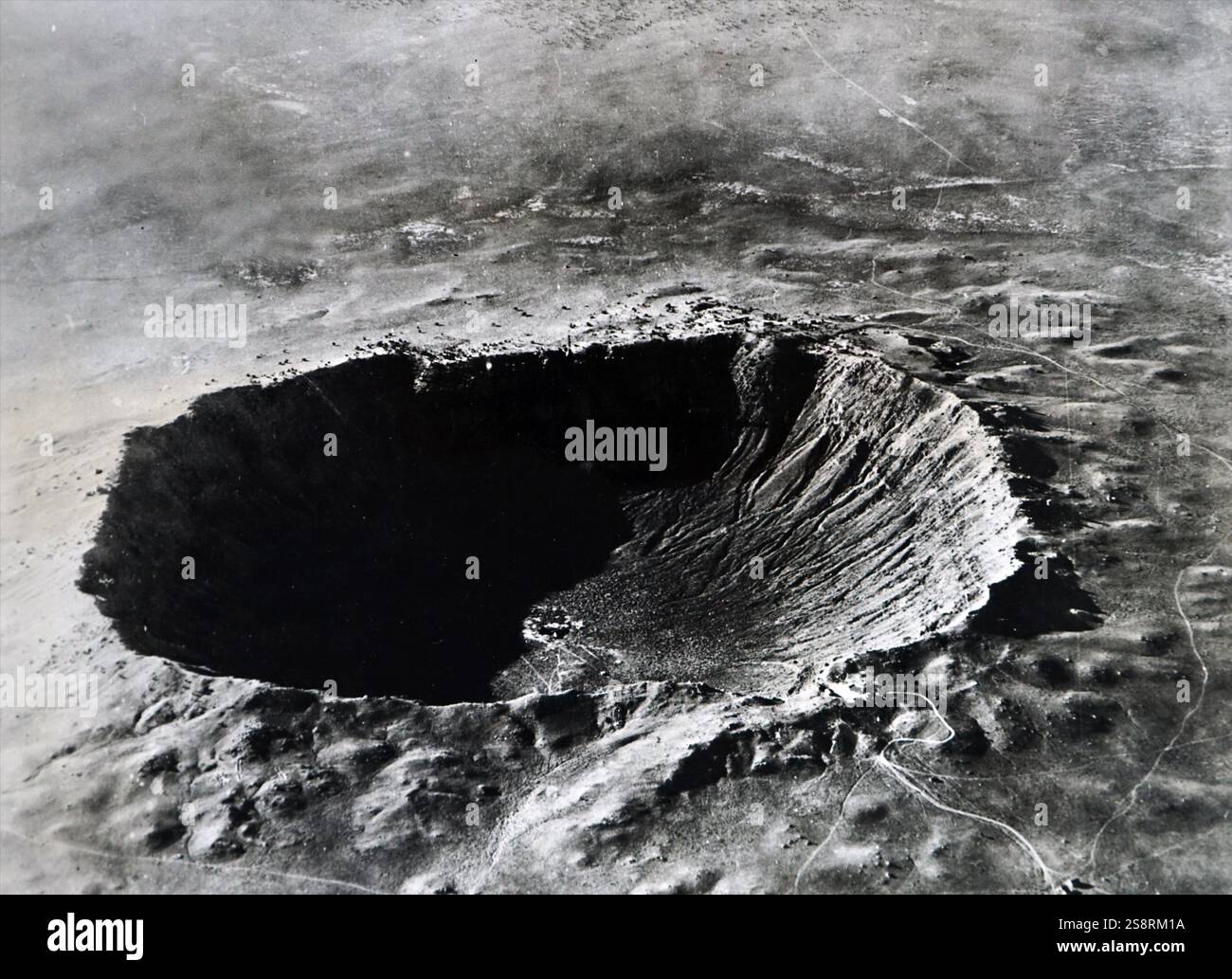 Fotografia della Arizona Meteor Crater. Meteor Crater è un meteorite cratere da impatto di circa 37 miglia (60 km) ad est di Flagstaff e a 18 miglia (29 km a ovest di Winslow in Northern Arizona deserto degli Stati Uniti. In data xx secolo Foto Stock