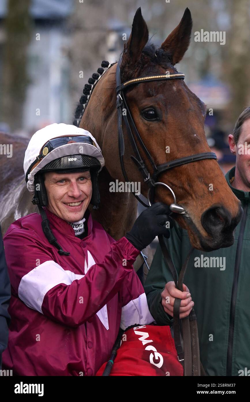 Quai De Bourbon e il fantino Paul Townend dopo aver vinto il Daly Farrell Accountants Beginners Chase al Gowran Park Racecourse nella contea di Kilkenny, Irlanda. Data foto: Giovedì 23 gennaio 2025. Foto Stock
