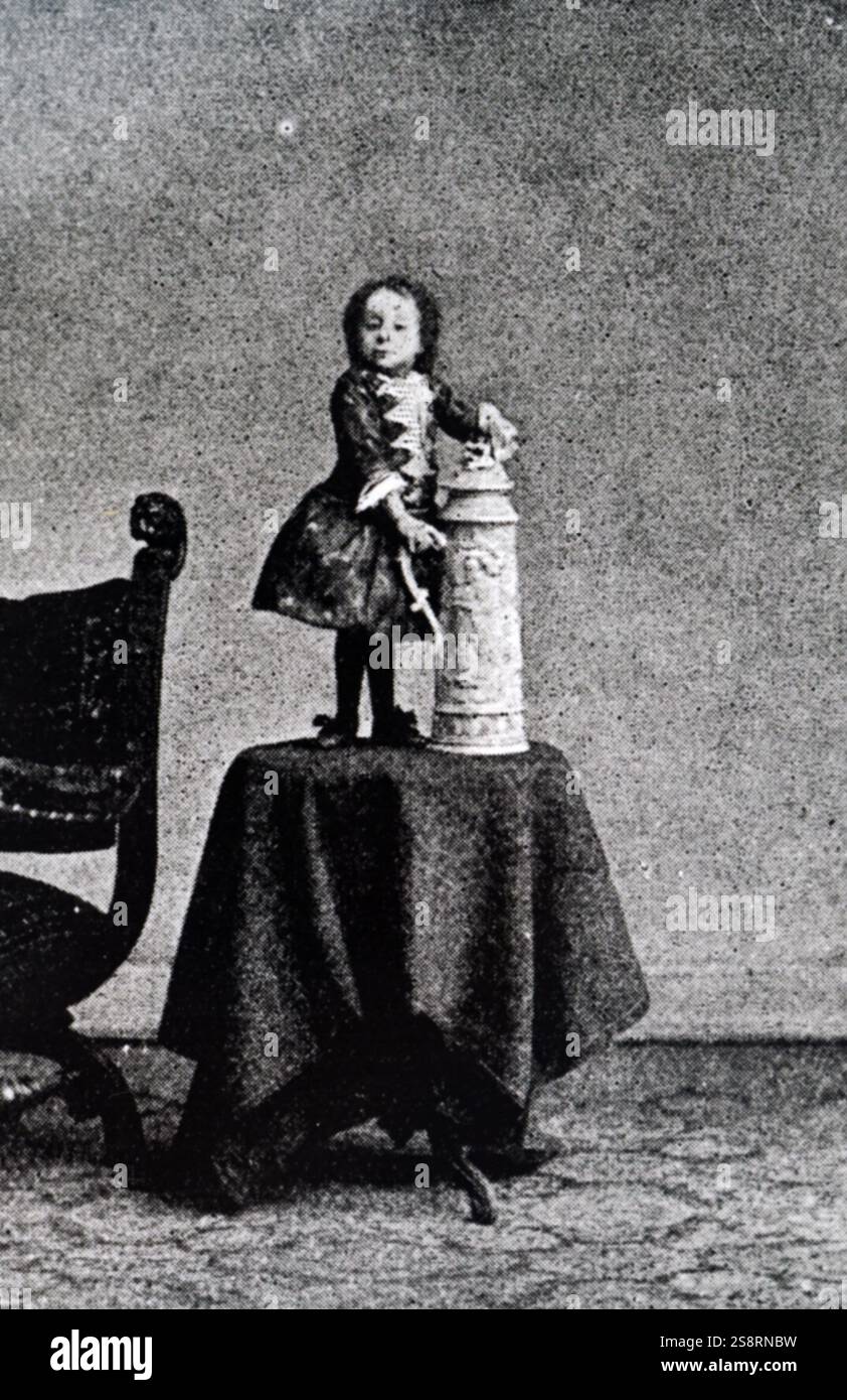 Ritratto fotografico di Pauline rassegne (1876-1895) un circo esecutore che è stata di 23 centimetri di altezza. Rassegne è riconosciuto dal libro del Guinness dei primati come la donna più breve mai registrato. Datata del XIX secolo Foto Stock