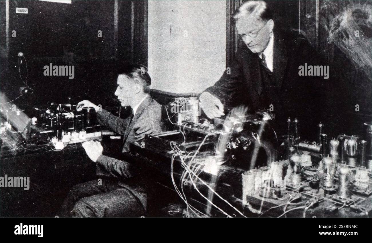 Fotografia del capitano Ranger è raffigurato con apparecchiatura di trasmissione. In data xx secolo Foto Stock