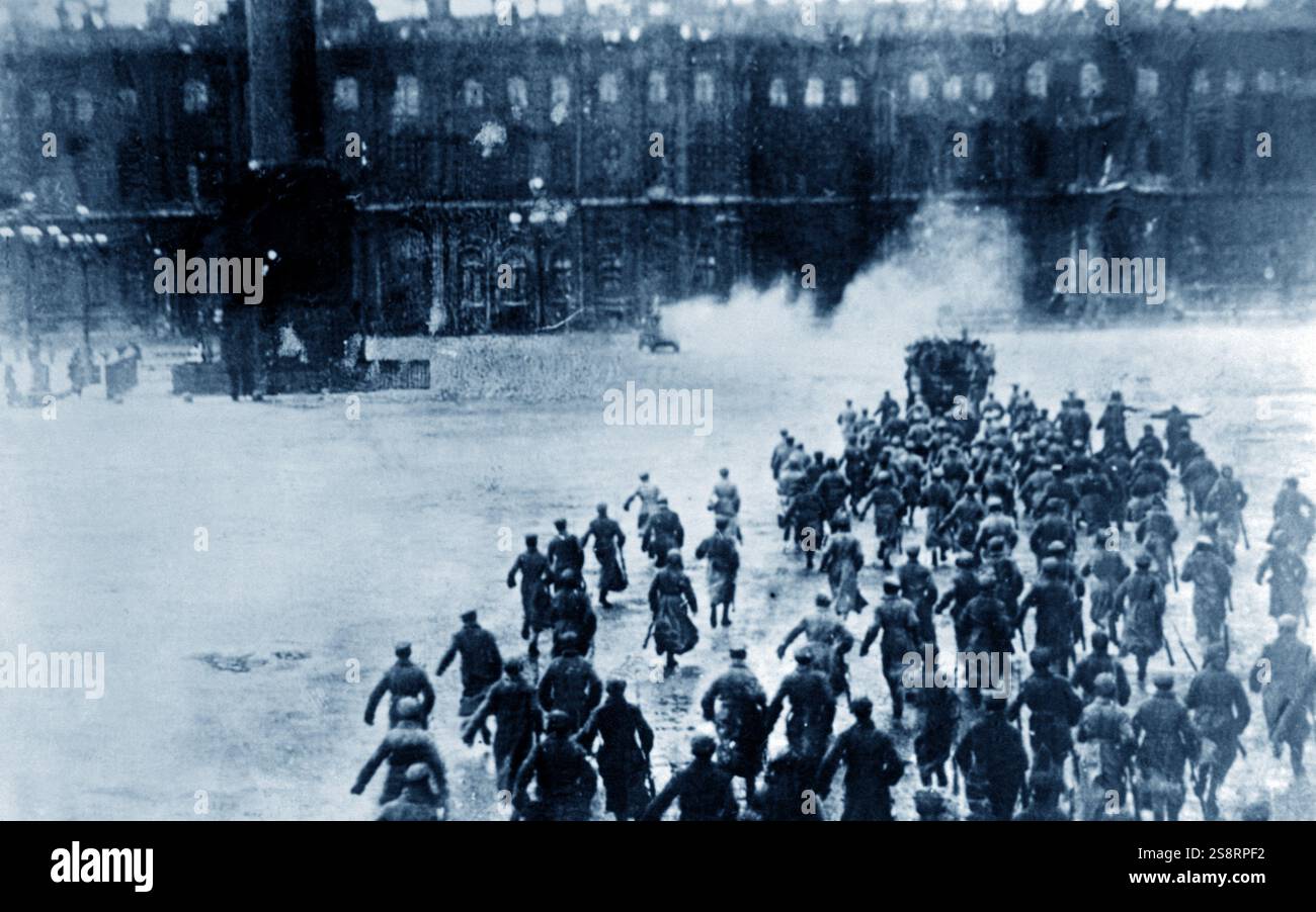 Rievocazione dell'assalto del Palazzo d'Inverno che ebbe luogo a San Pietroburgo nel 1917, durante la rivoluzione russa. 1920 Foto Stock