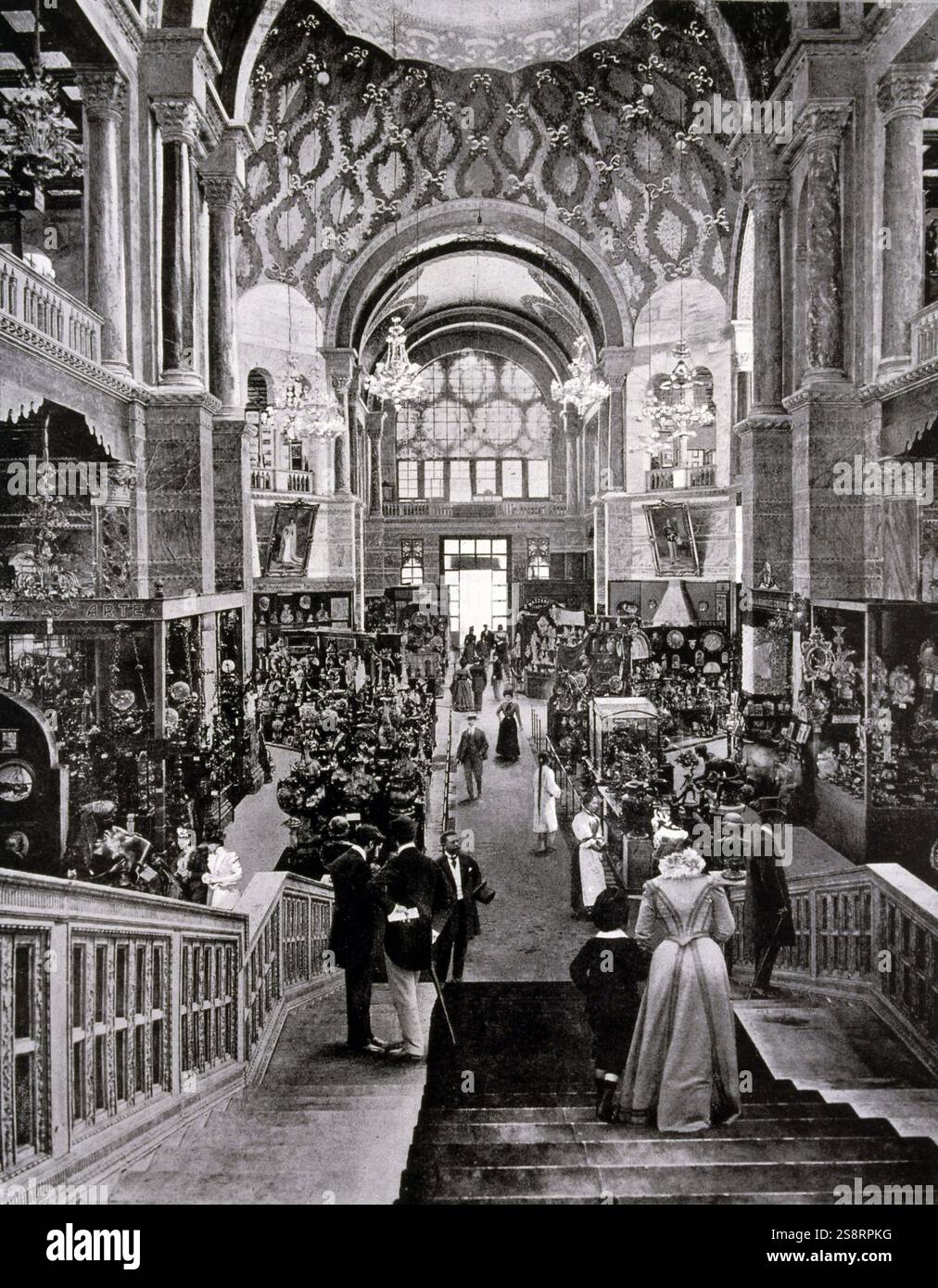 Esposizione Universelle (Fiera Mondiale) Parigi, 1900; l'interno del Palazzo Italiano. Foto Stock Esposizione Universelle (Fiera Mondiale) Parigi, 1900; l'interno del Palazzo Italiano. Foto Stock