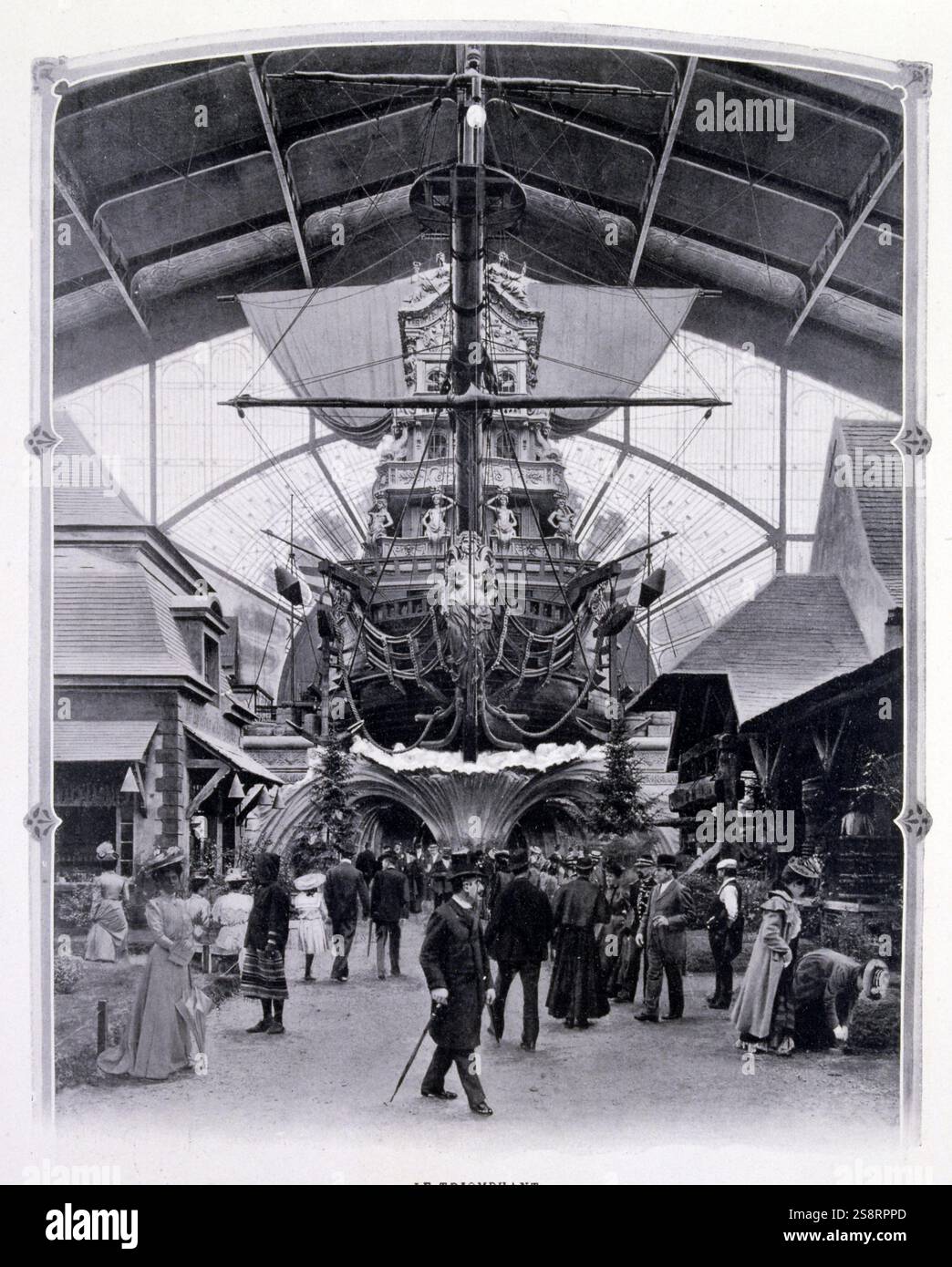 Esposizione Universelle (Fiera Mondiale) Parigi, 1900; la mostra della storia del cibo, la principale mostra è l'enorme nave mercantile sponsorizzata dalla Casa di Menier 'A la gloire du chocolat'; La nave è chiamata Royal Vessel, Triumphant, che è tornato a Brest nell'ottobre 1679, dopo aver avviato una rotta commerciale per Antille. Portava il cioccolato dalle piantagioni in Martinica a Luigi XIV Foto Stock