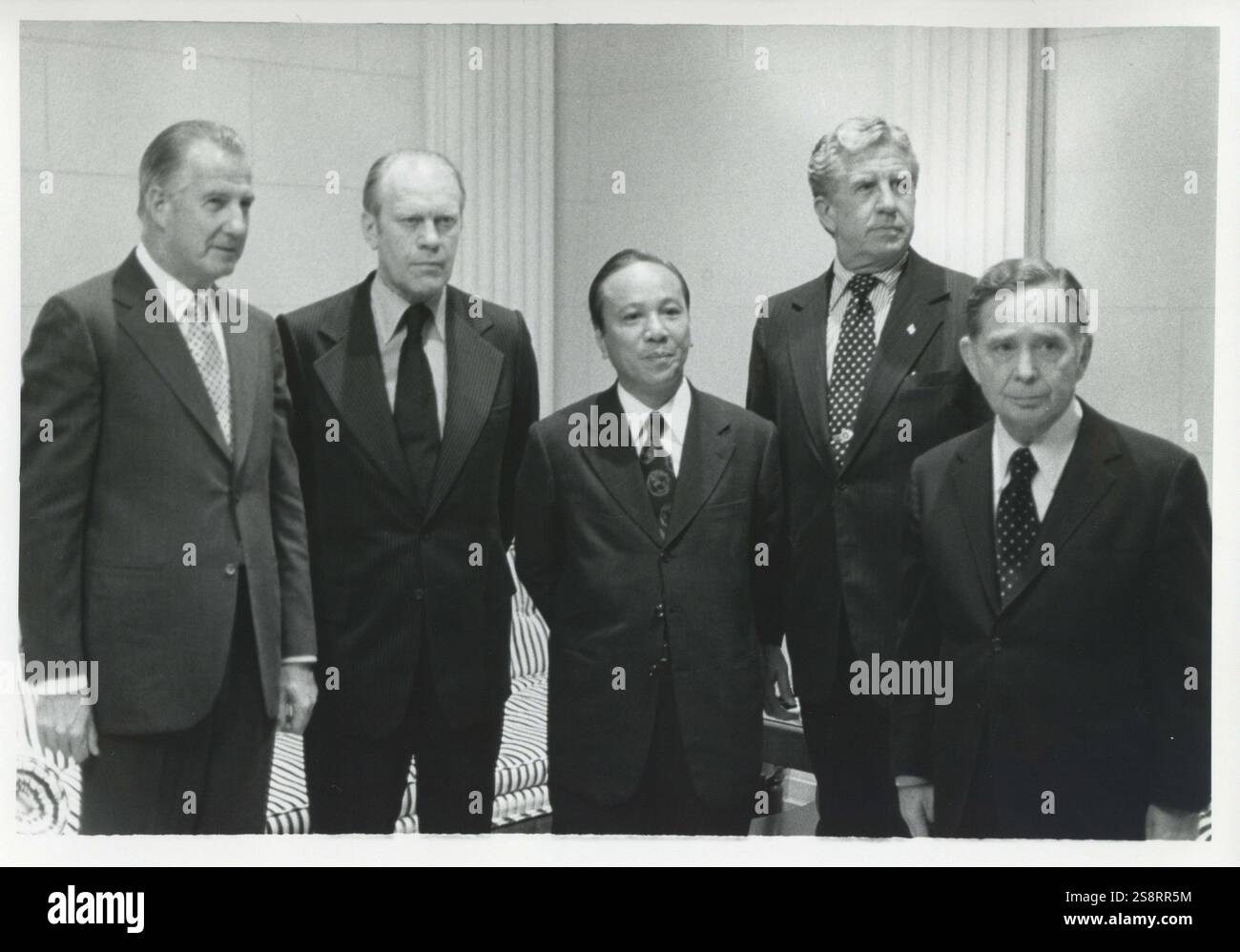 Vicepresidente DEGLI STATI UNITI, Spiro T. Agnew, senatore, Gerald R. Ford, presidente Thieu del Vietnam, e presidente della camera, Carl Albert in posa per una foto. 5 aprile 1973 Foto Stock
