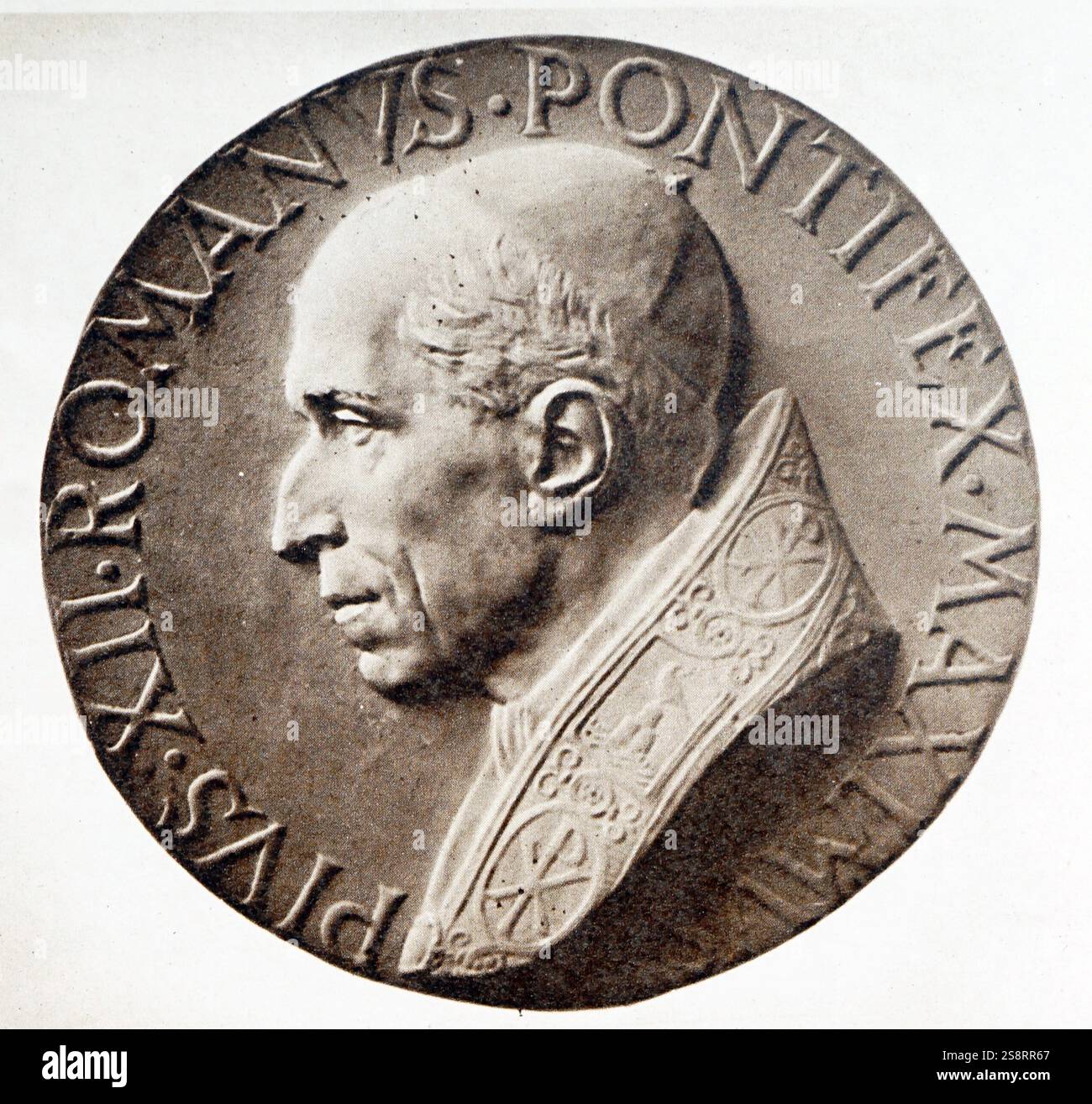 Medaglia giubilare, con la testa del Pontefice da un lato e la porta Santa di San Pietro dall'altro, a tutti i pellegrini dell'anno Santo. Dal The Illustrated London News Foto Stock