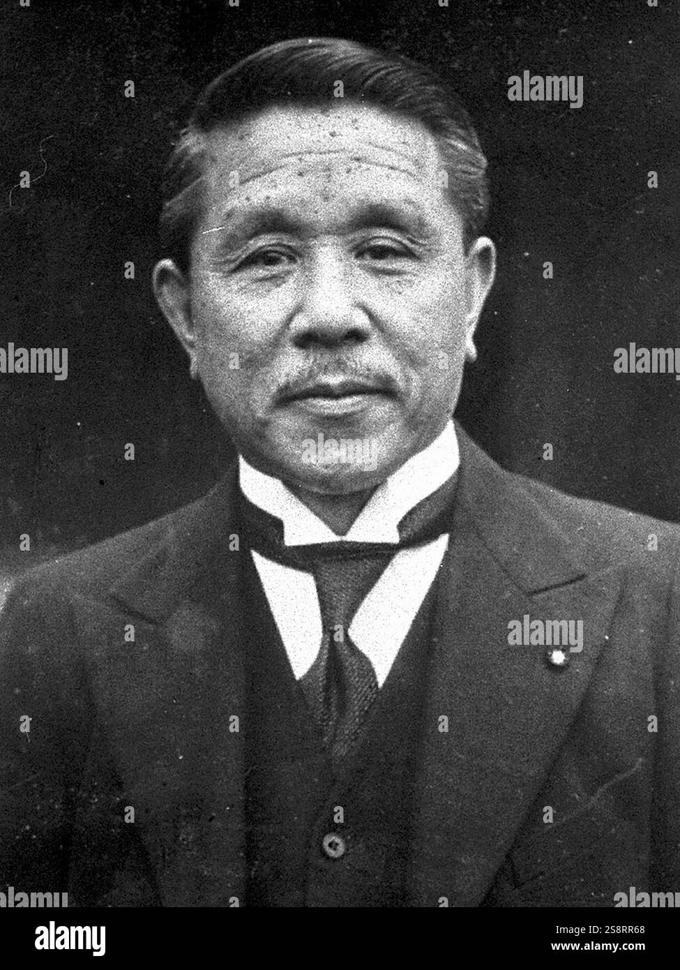 Koki Hirota (14 febbraio 1878 – 23 dicembre 1948) è stato un diplomatico e politico giapponese, primo ministro del Giappone dal 1936 al 1937. Originariamente il suo nome era Jotaro. Fu giustiziato per crimini di guerra commessi durante la seconda guerra mondiale ai processi di Tokyo Foto Stock