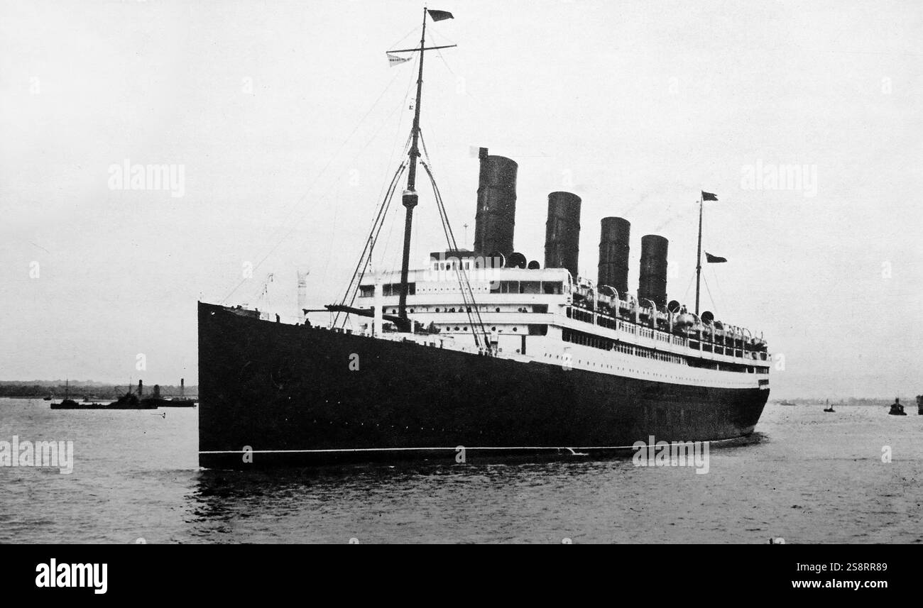 Aquitania (linea Cunard) a Southampton Water. RMS Aquitania era un transatlantico britannico della Cunard Line in servizio dal 1914 al 1950. Fu costruita dalla John Brown & Company a Clydebank, in Scozia. Fu varata il 21 aprile 1913 e salpò per il suo viaggio inaugurale da Liverpool a New York il 30 maggio 1914. Poco dopo l'entrata in servizio dell'Aquitania, scoppiò la prima guerra mondiale, durante la quale fu convertita per la prima volta in un incrociatore ausiliario Foto Stock