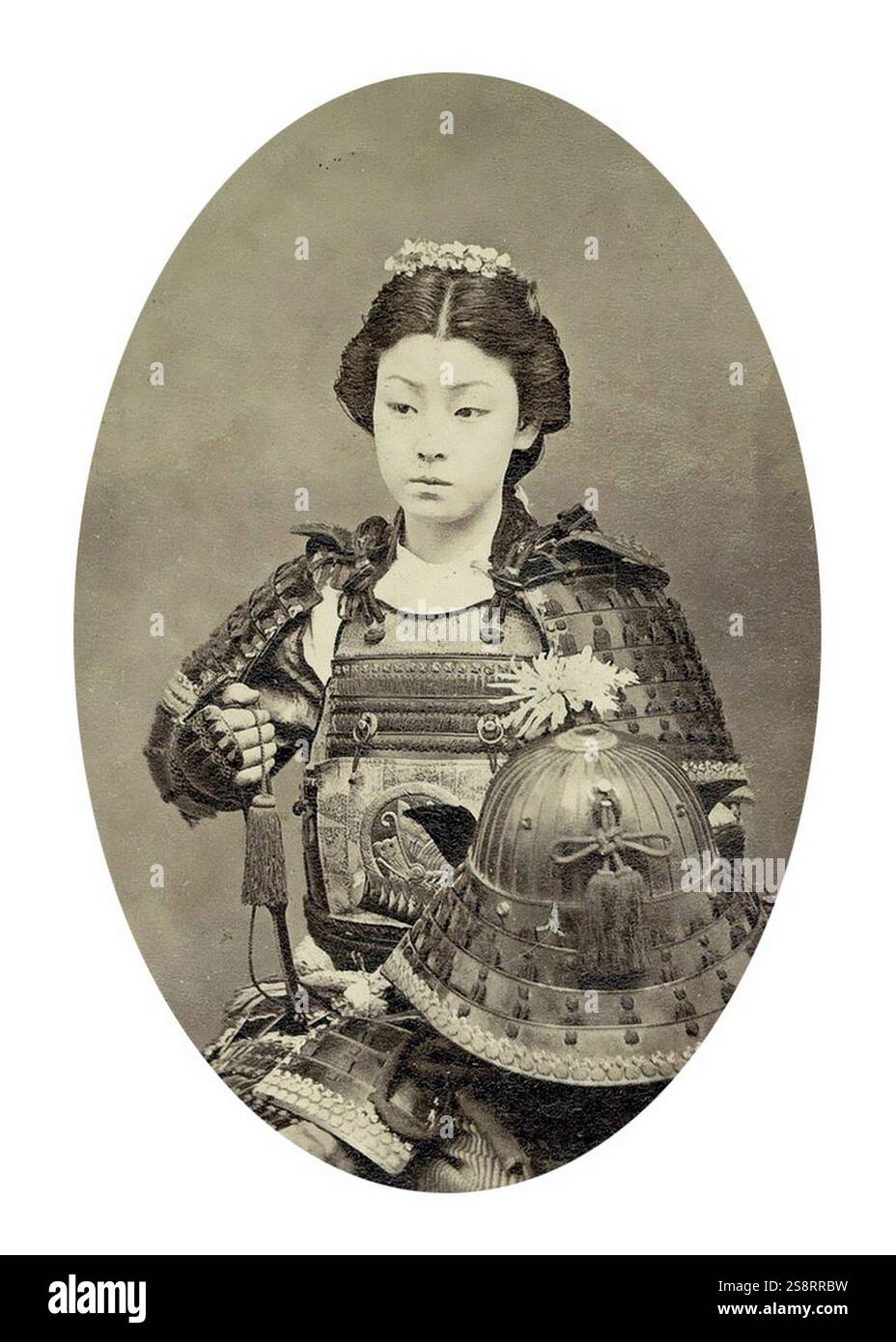 Onna-bugeisha, guerriera femminile appartenente alla nobiltà giapponese. Queste donne si impegnarono in battaglia al fianco degli uomini samurai, soprattutto in momenti di bisogno. Erano membri della classe Bushi (Samurai) nel Giappone feudale e furono addestrati all'uso di armi per proteggere la loro famiglia, famiglia e onore in tempo di guerra, c1875 Foto Stock