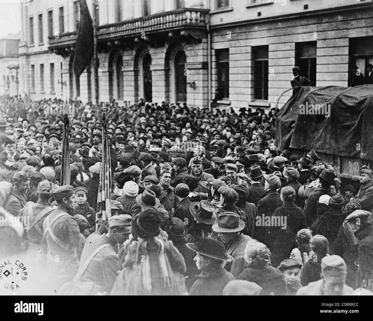 Folle a Parigi, in Francia, per celebrare la firma da parte della Germania dell'armistizio l'11 novembre 1918, che segnò la fine della prima guerra mondiale Foto Stock