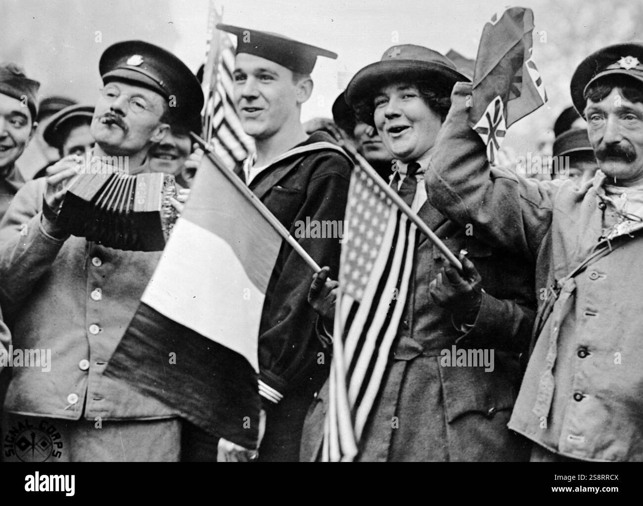 Soldati STATUNITENSI e britannici, per celebrare l'armistizio che segnò la fine della prima guerra mondiale l'11 novembre 1918 Foto Stock
